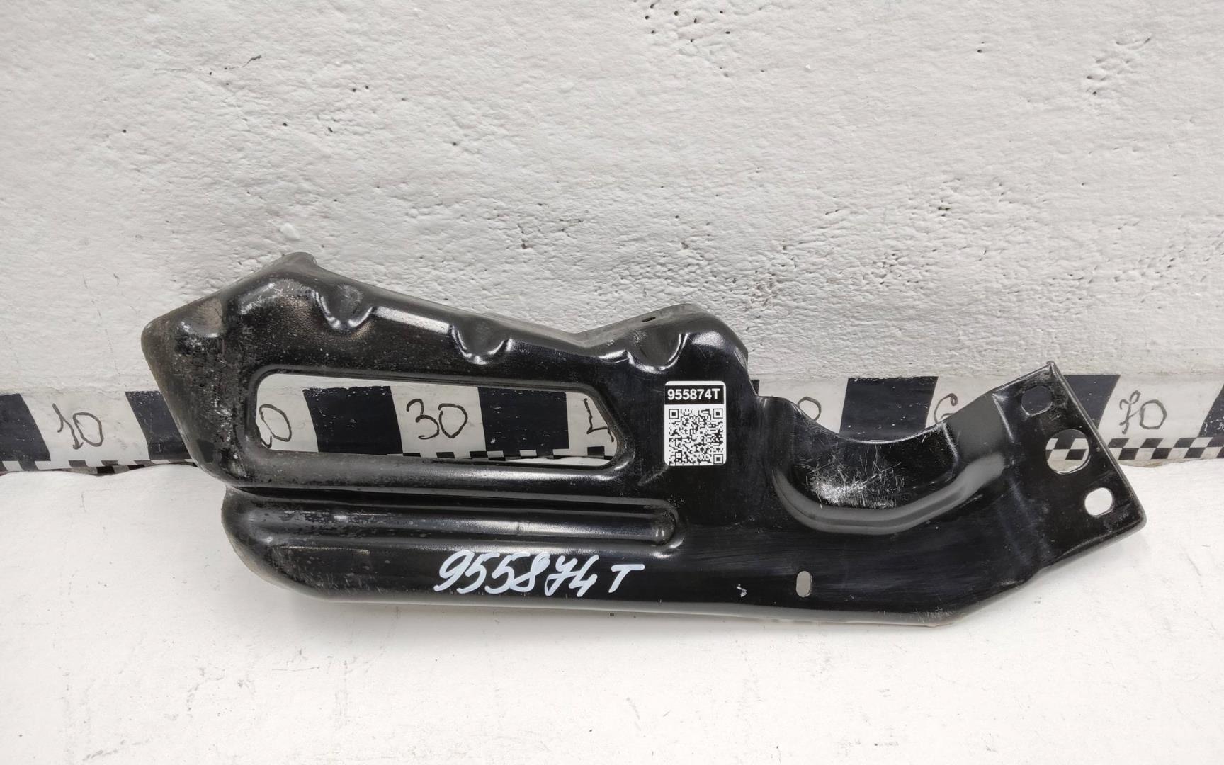 Кронштейн переднего бампера правый