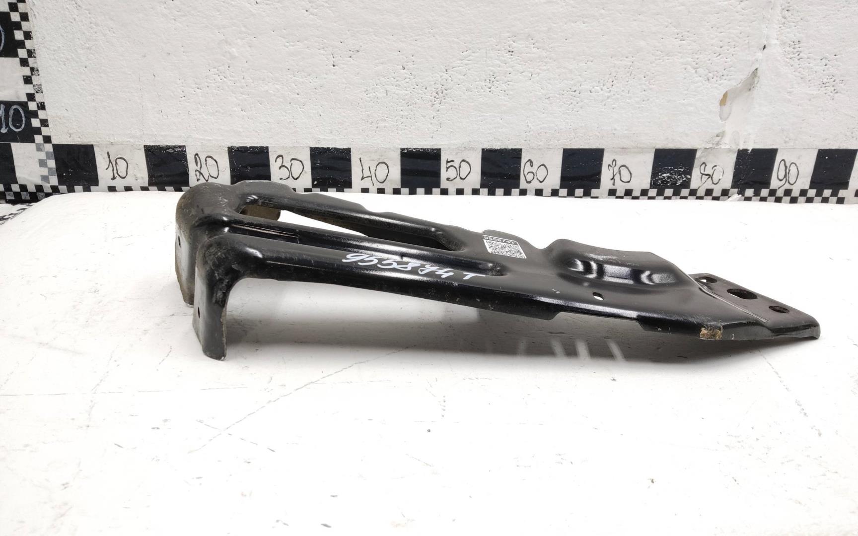 Кронштейн переднего бампера правый