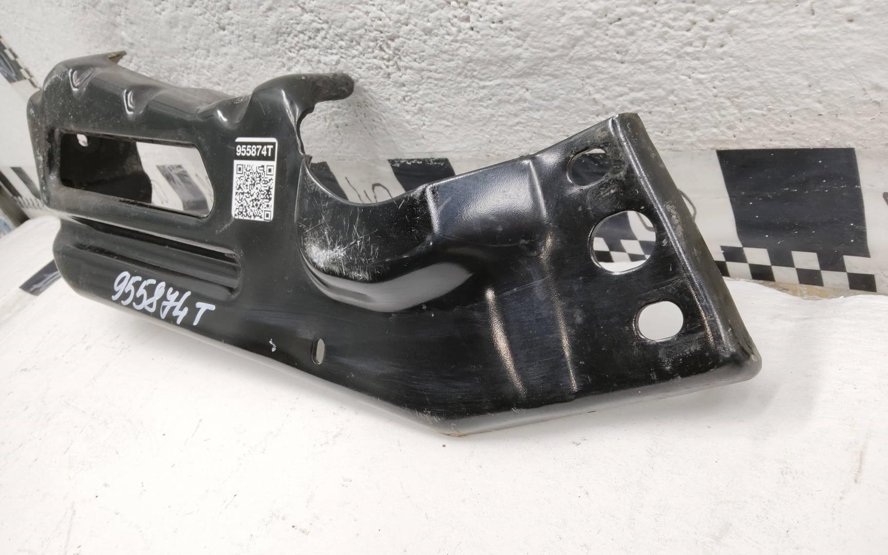 Кронштейн переднего бампера правый