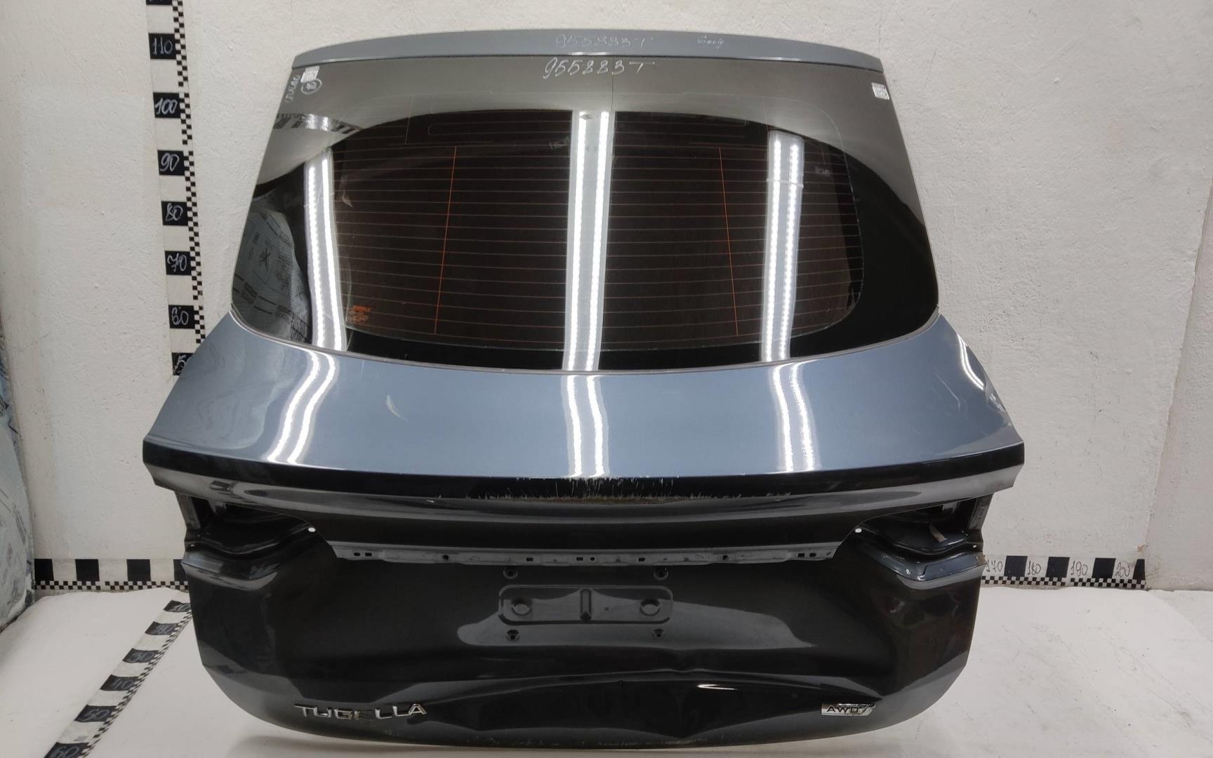 Стекло двери багажника