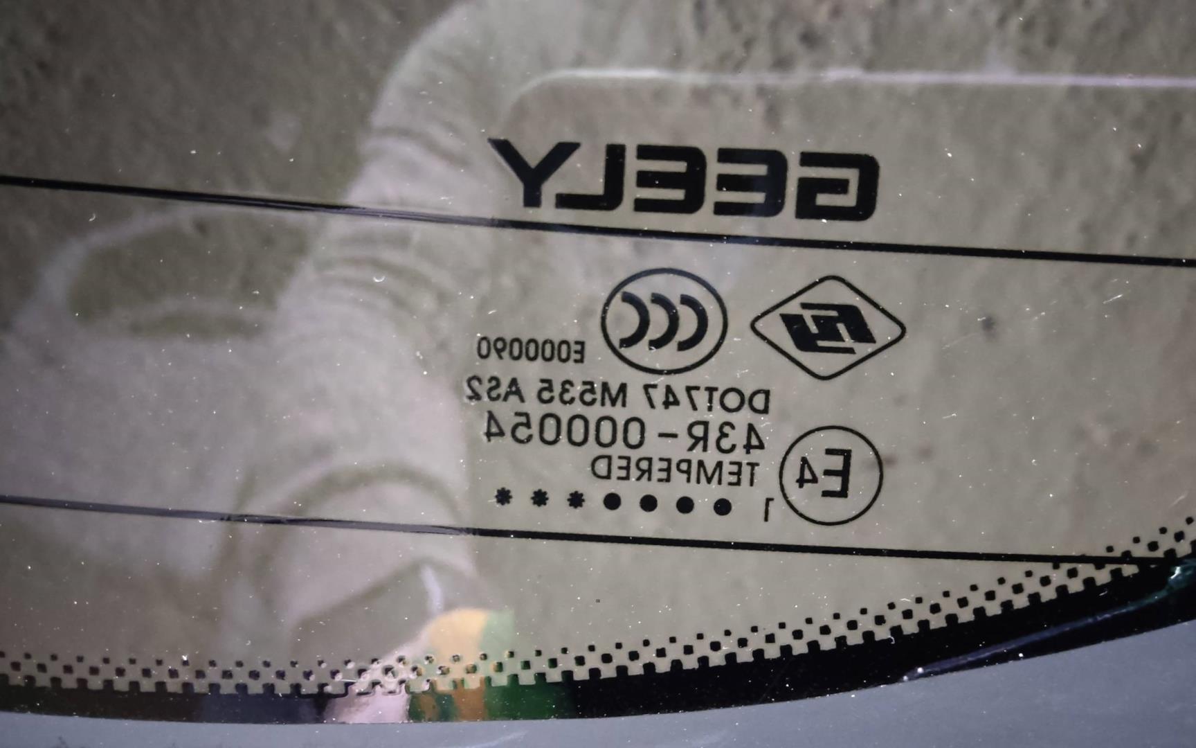 Стекло двери багажника