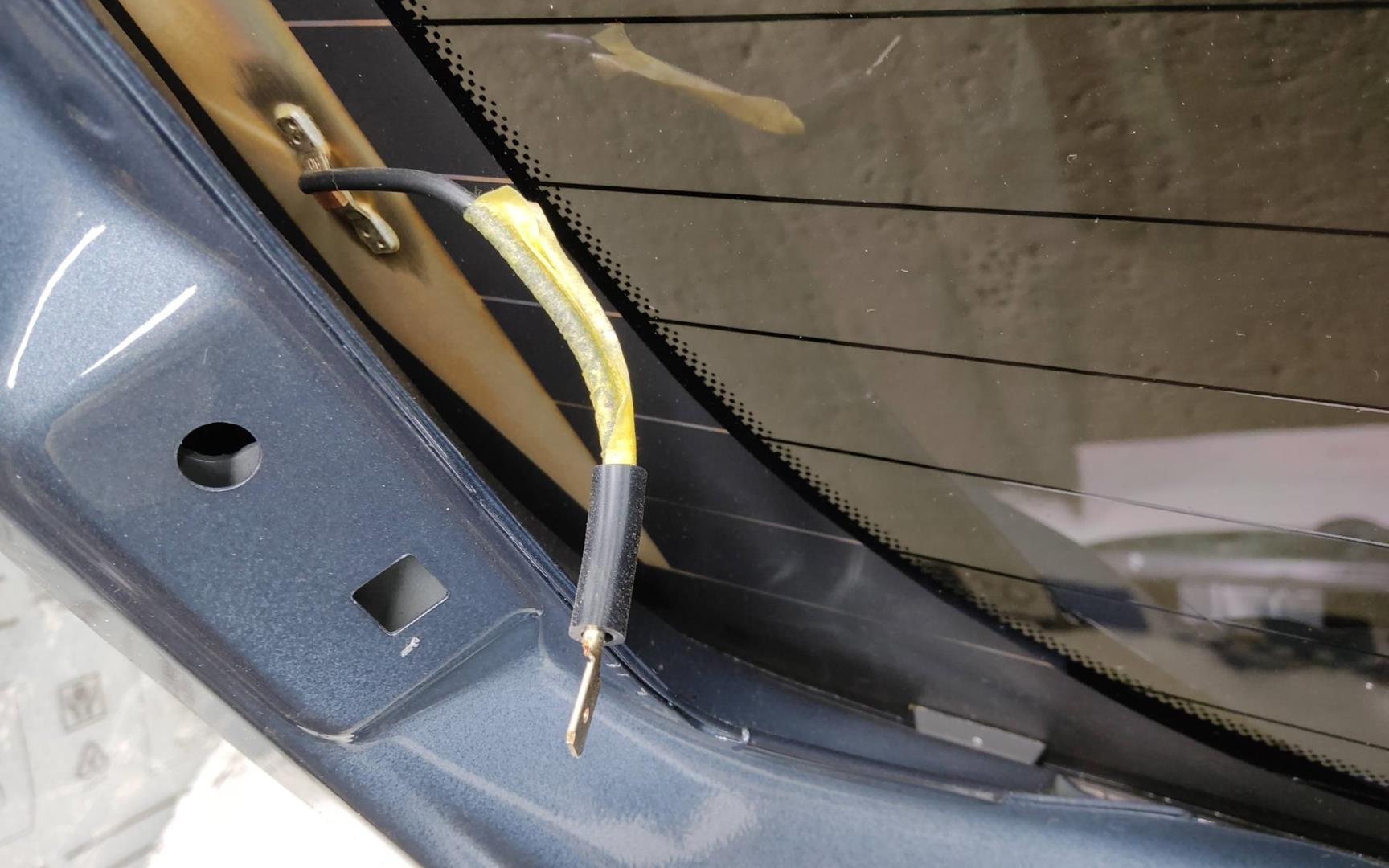 Стекло двери багажника