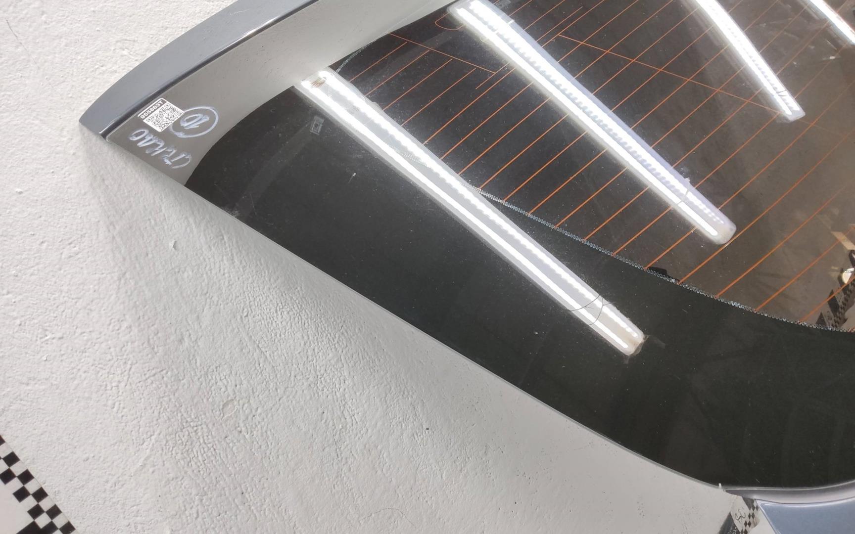 Стекло двери багажника