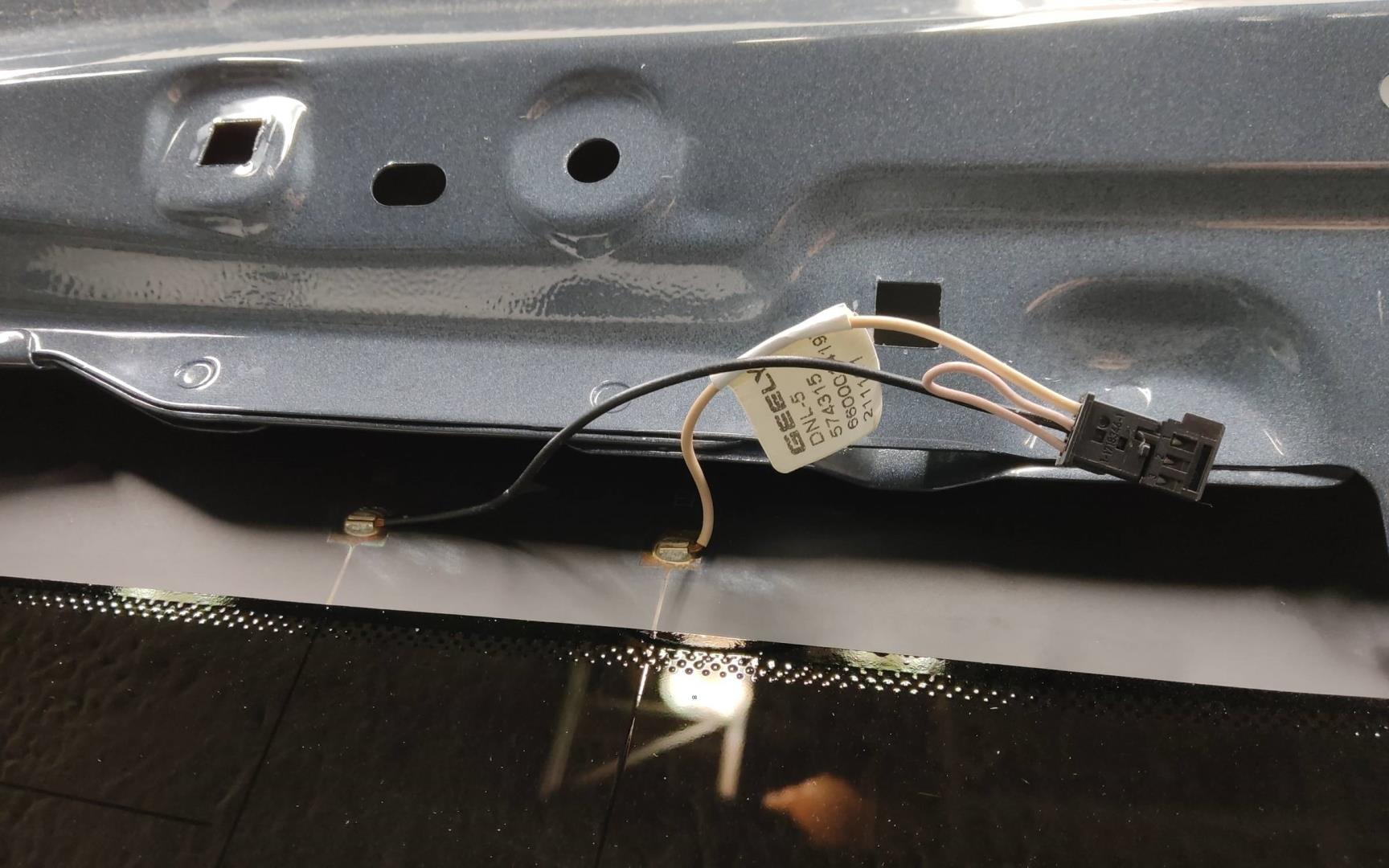 Стекло двери багажника