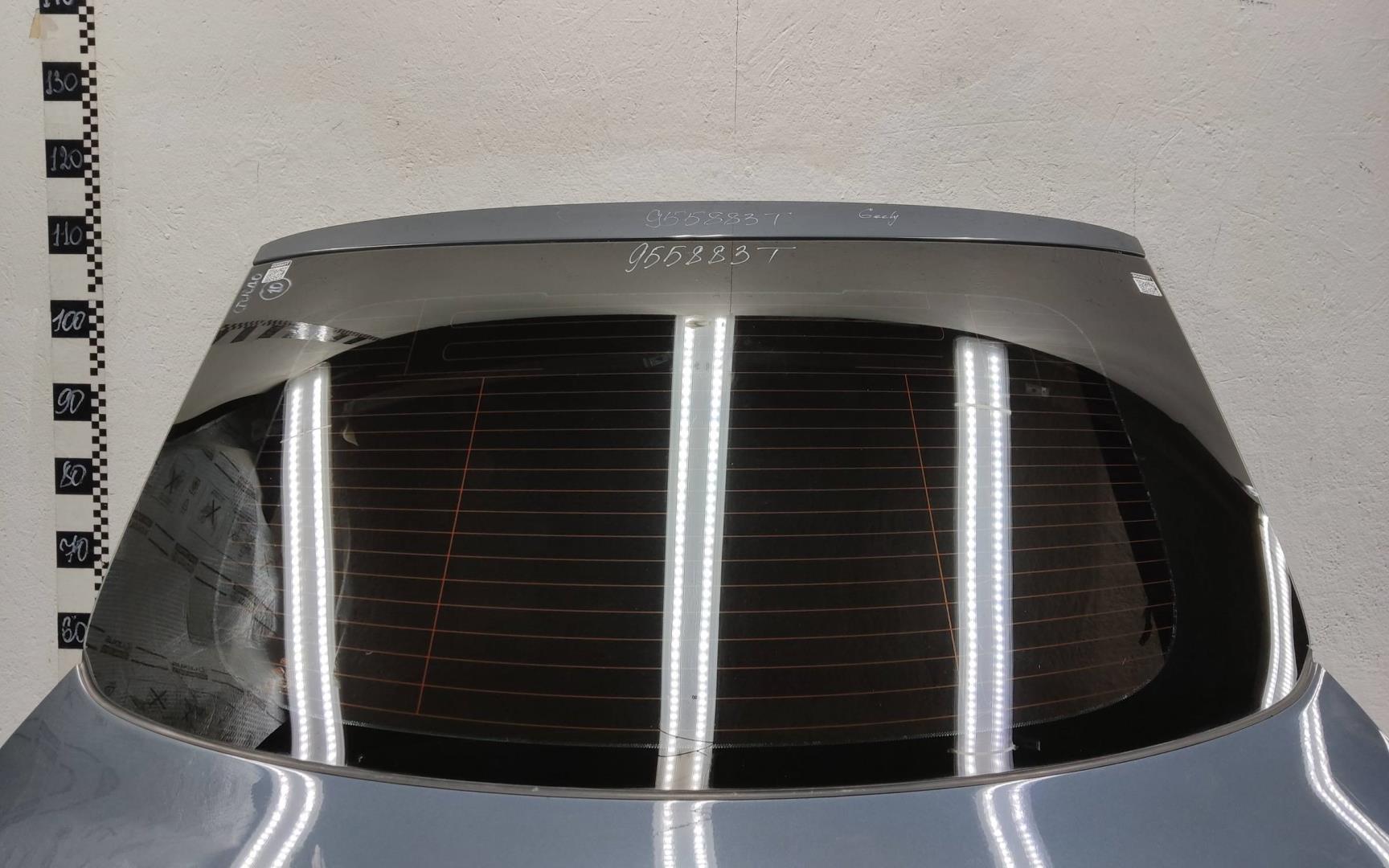 Стекло двери багажника