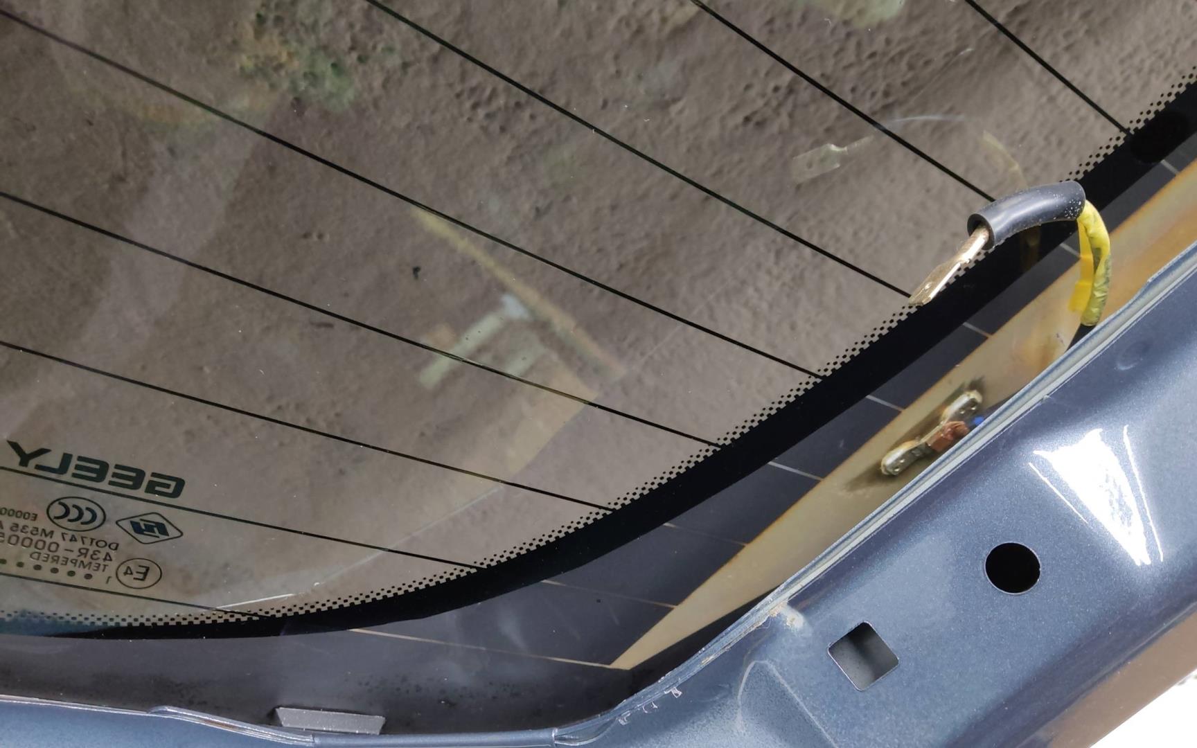 Стекло двери багажника