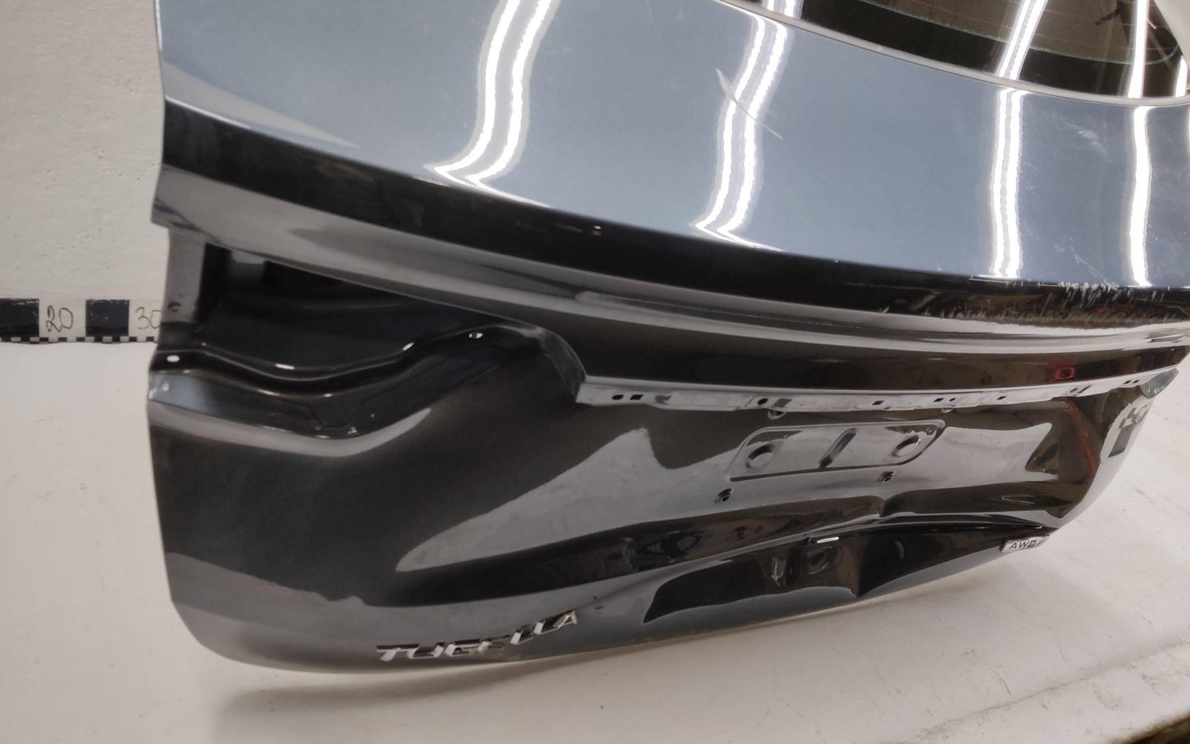 Стекло двери багажника