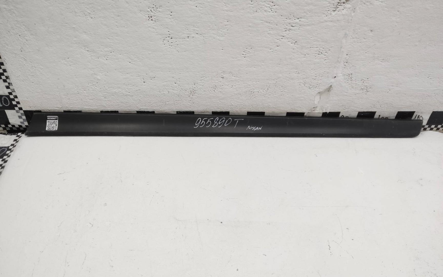 Накладка двери передней правой