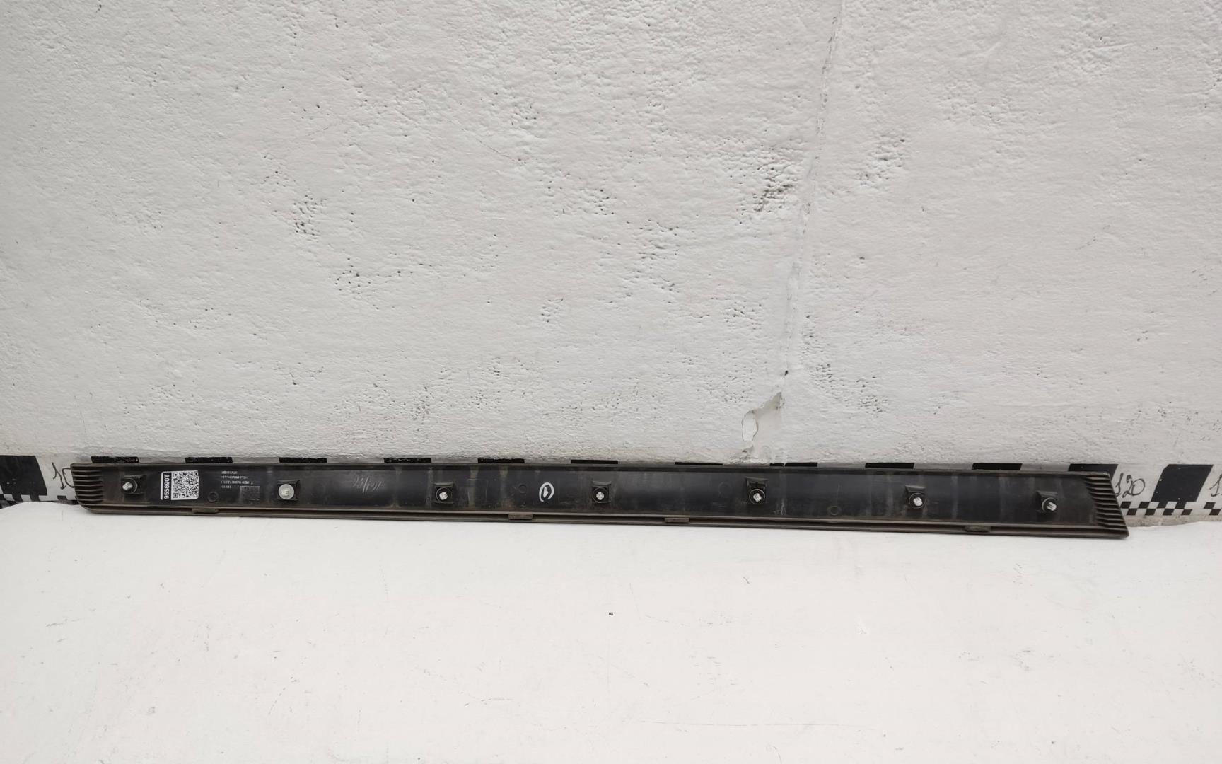 Накладка двери передней правой