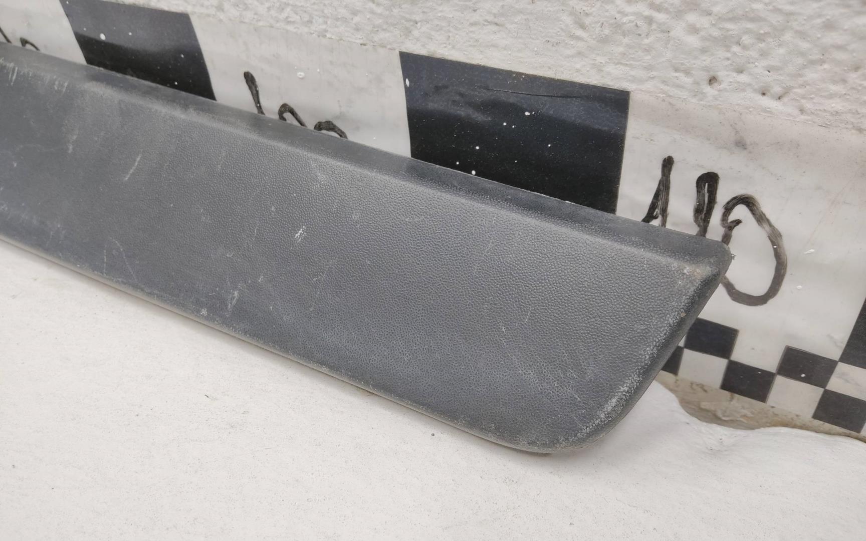 Накладка двери передней правой