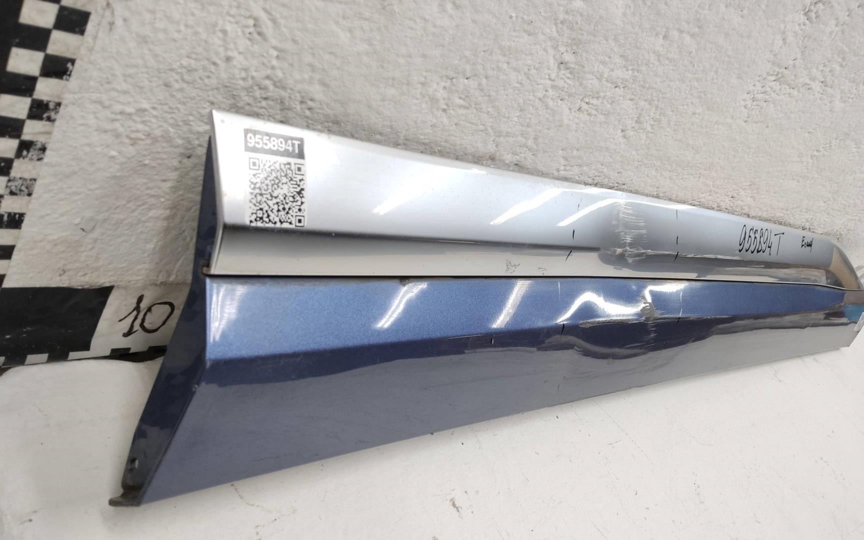 Накладка двери передней правой