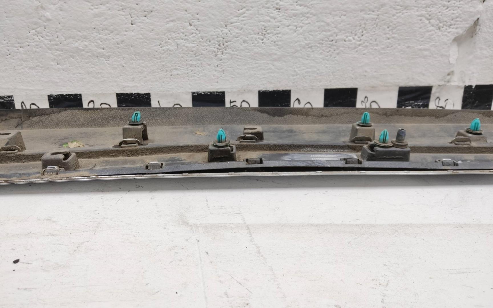 Накладка двери передней правой