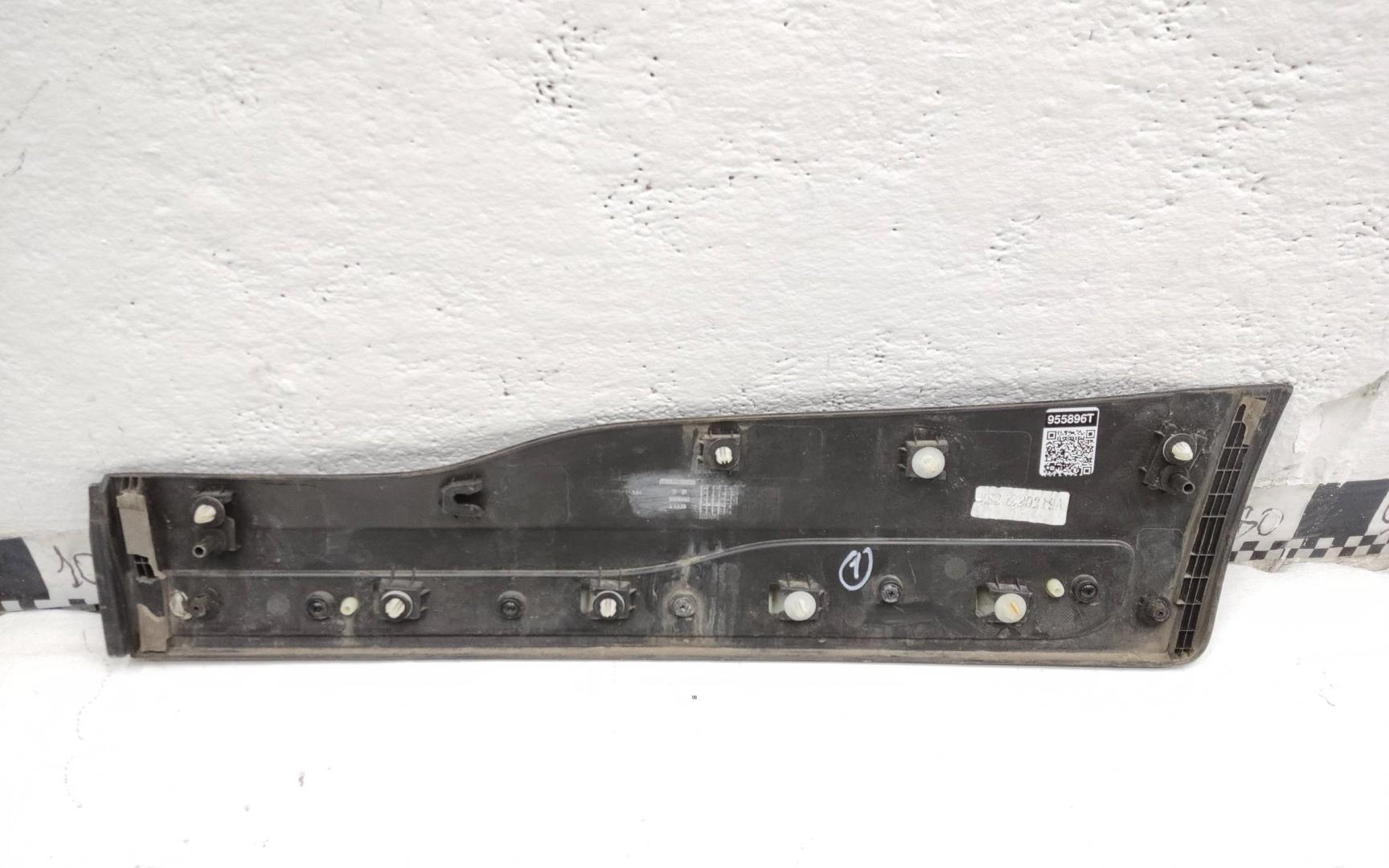 Накладка двери задней правой