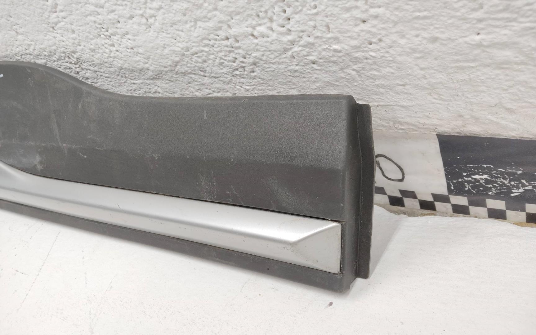 Накладка двери задней правой