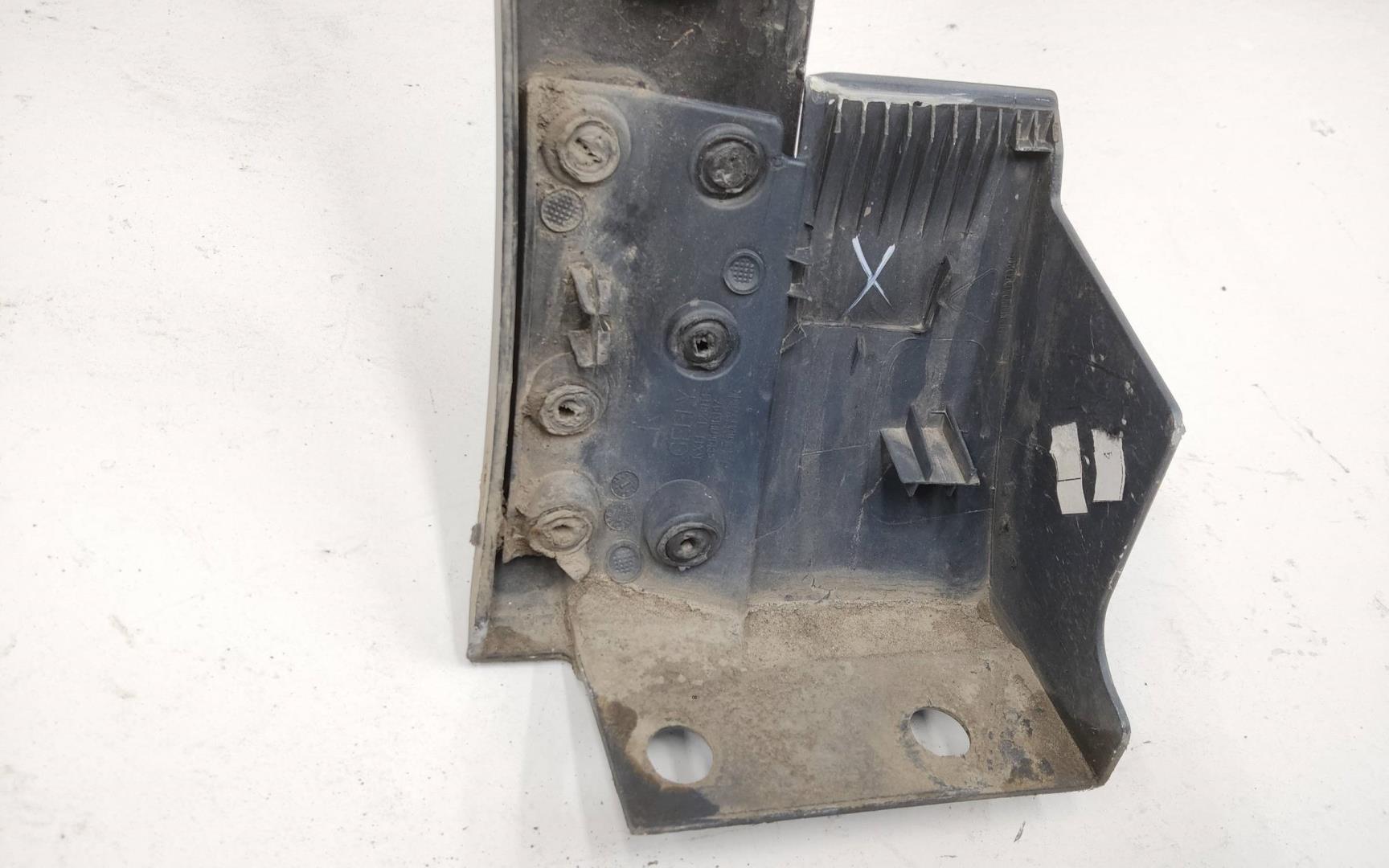 Накладка переднего крыла правого