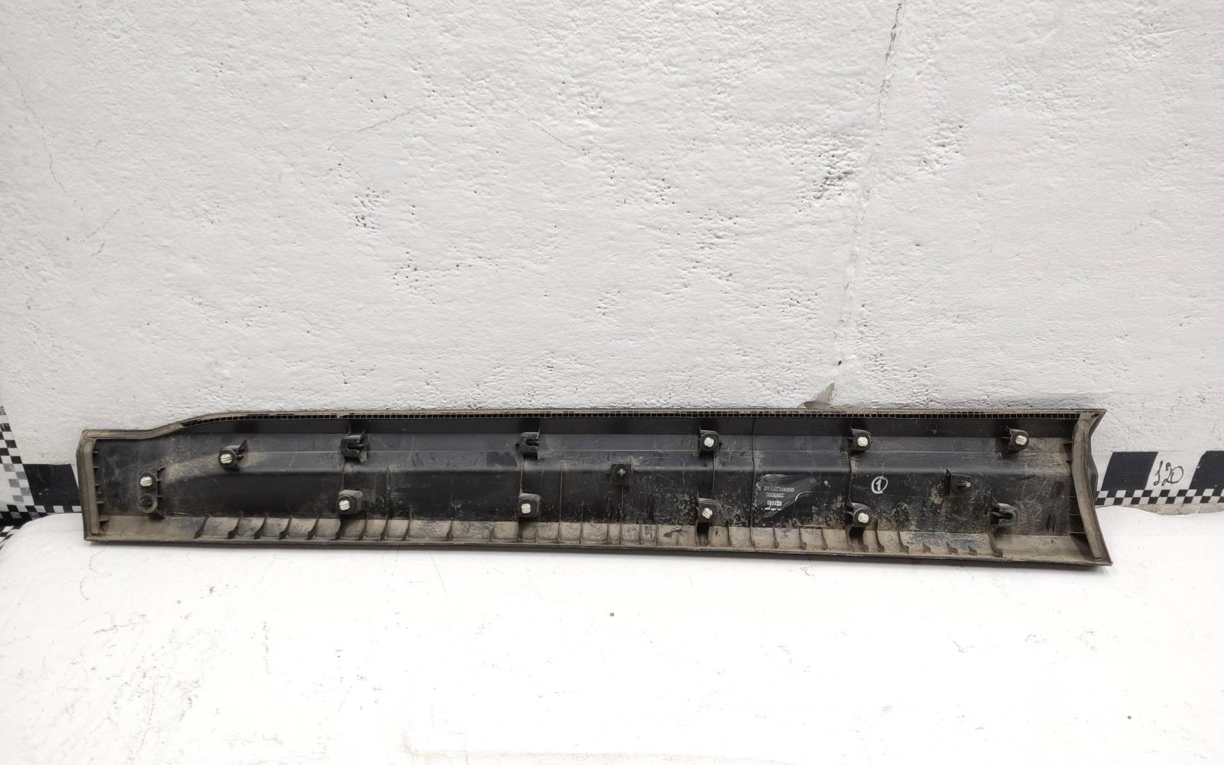 Накладка двери передней правой