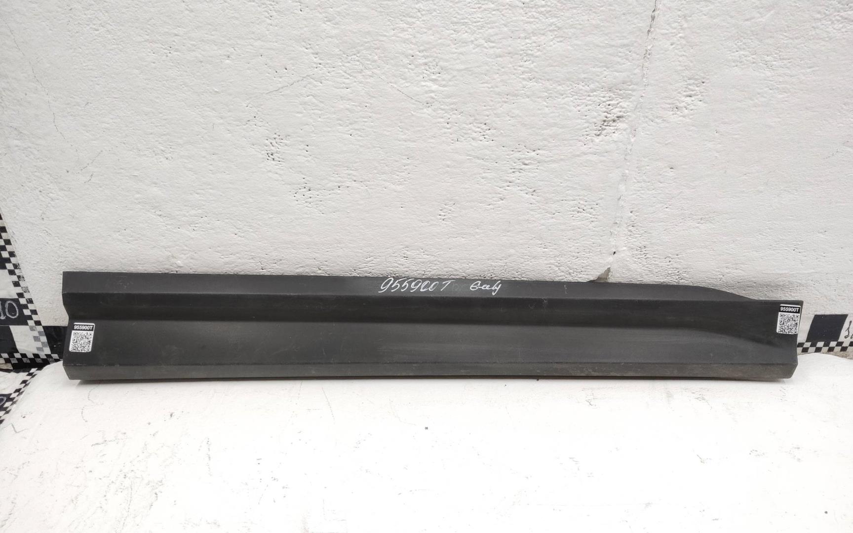 Накладка двери передней правой