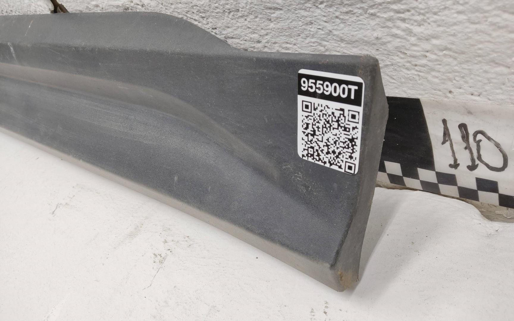 Накладка двери передней правой