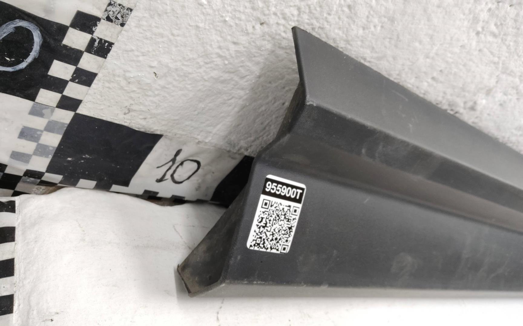 Накладка двери передней правой