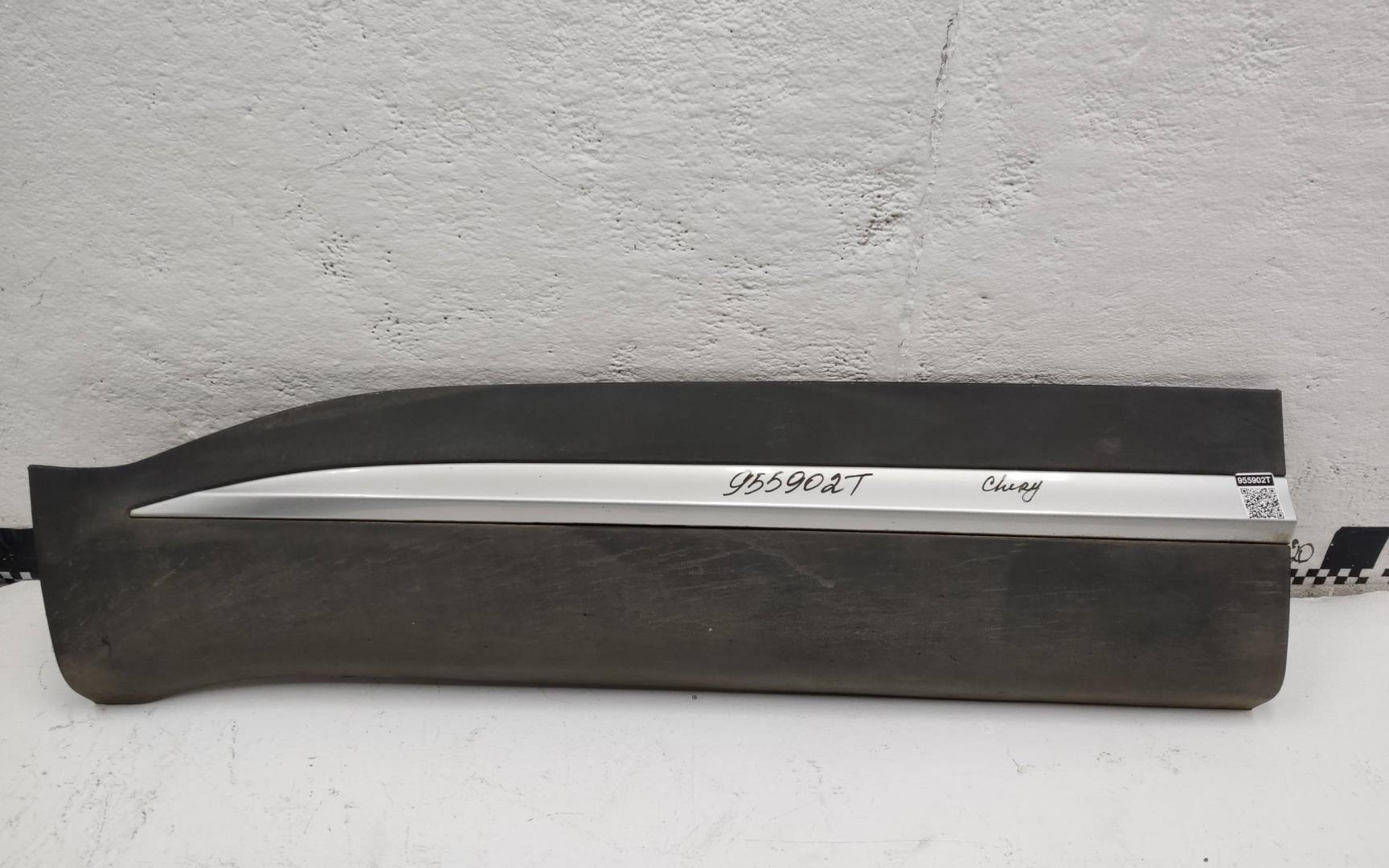 Накладка двери передней левой