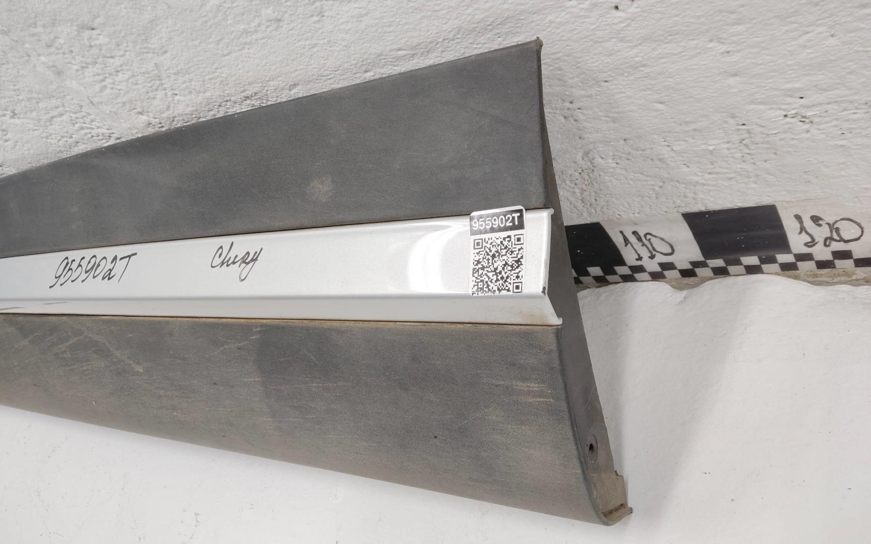 Накладка двери передней левой