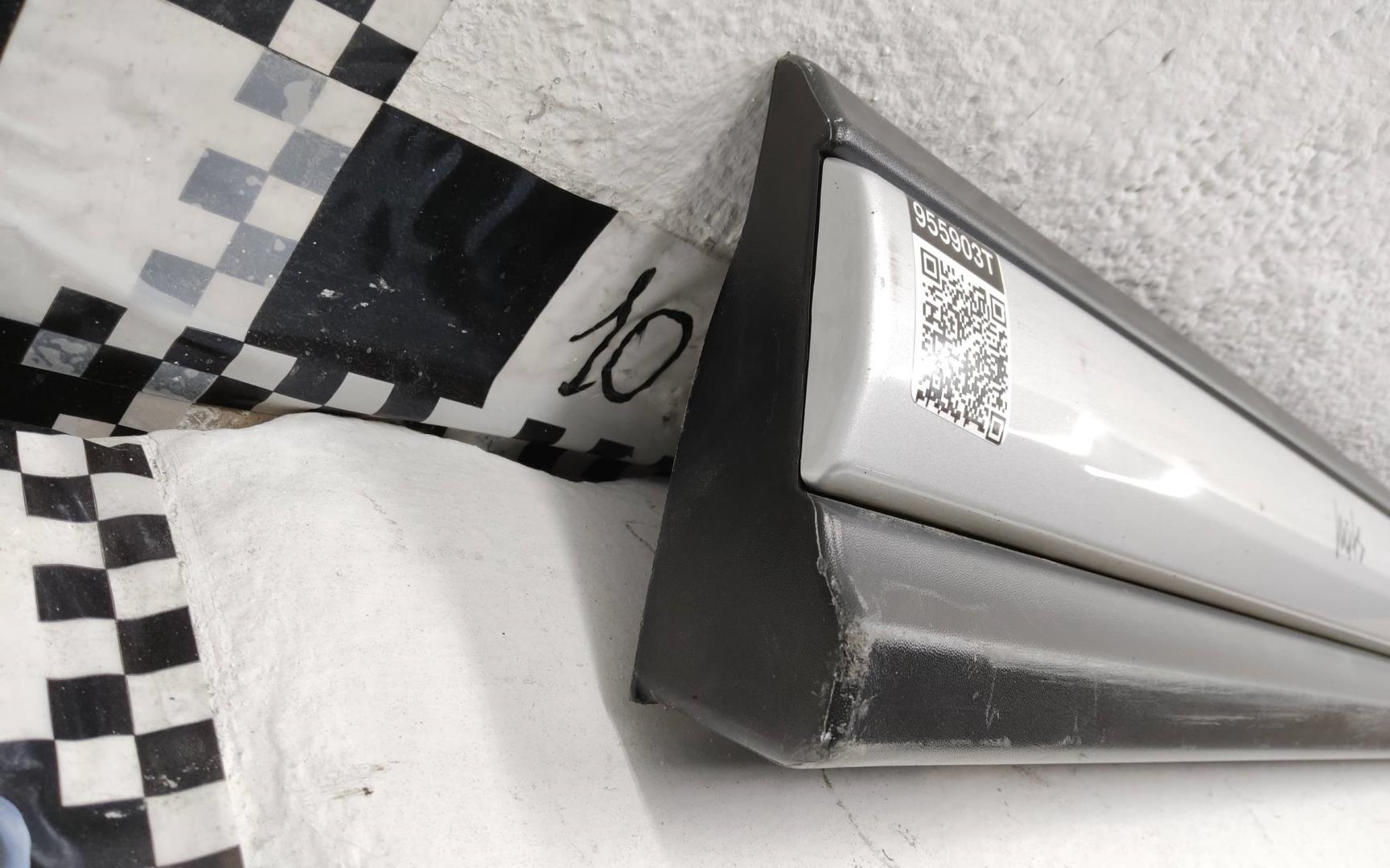 Накладка двери передней правой