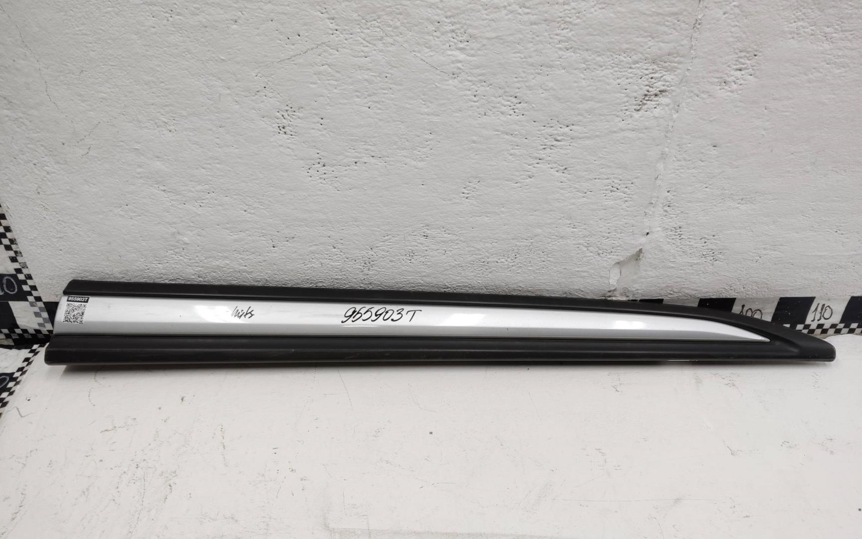 Накладка двери передней правой