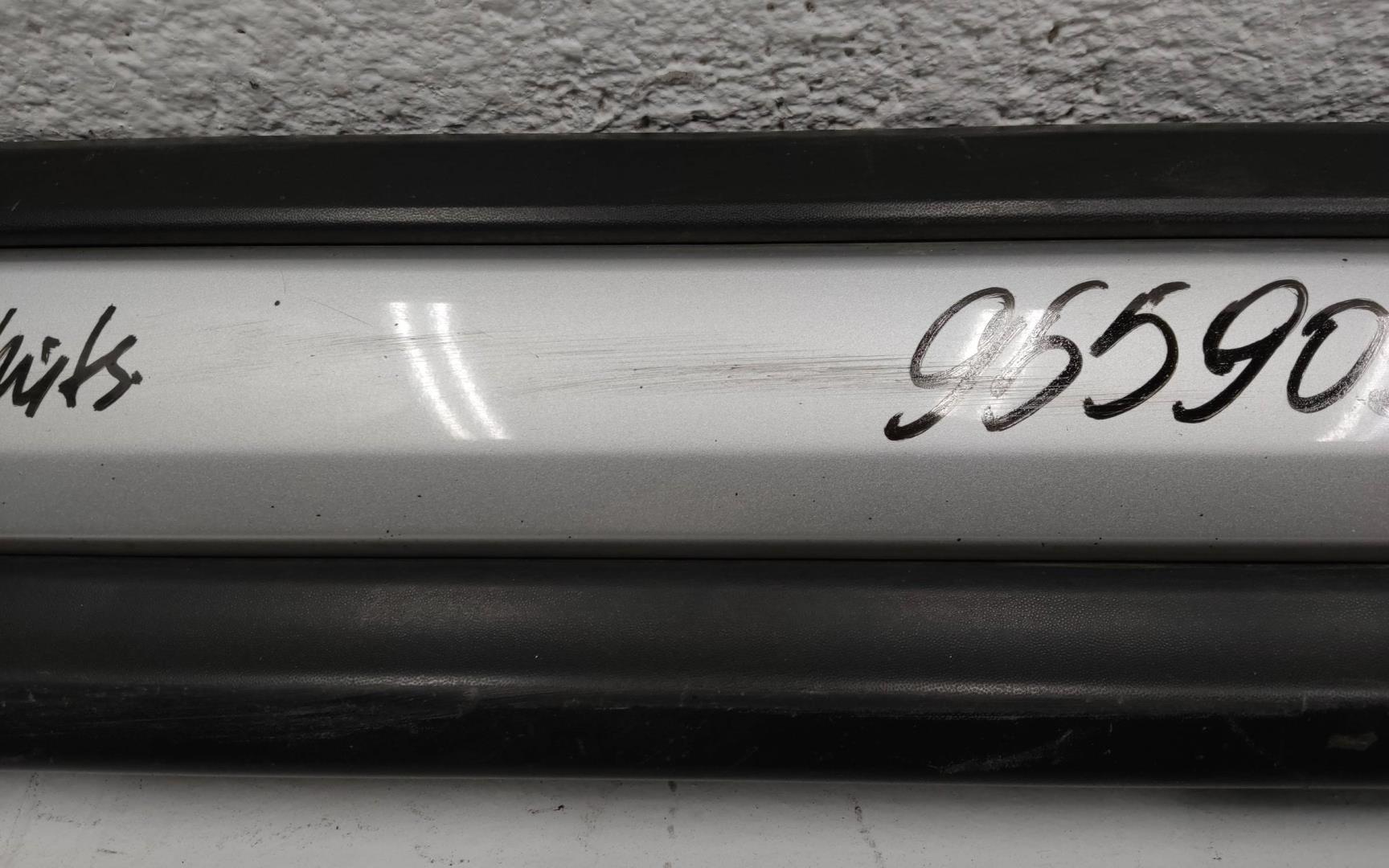 Накладка двери передней правой