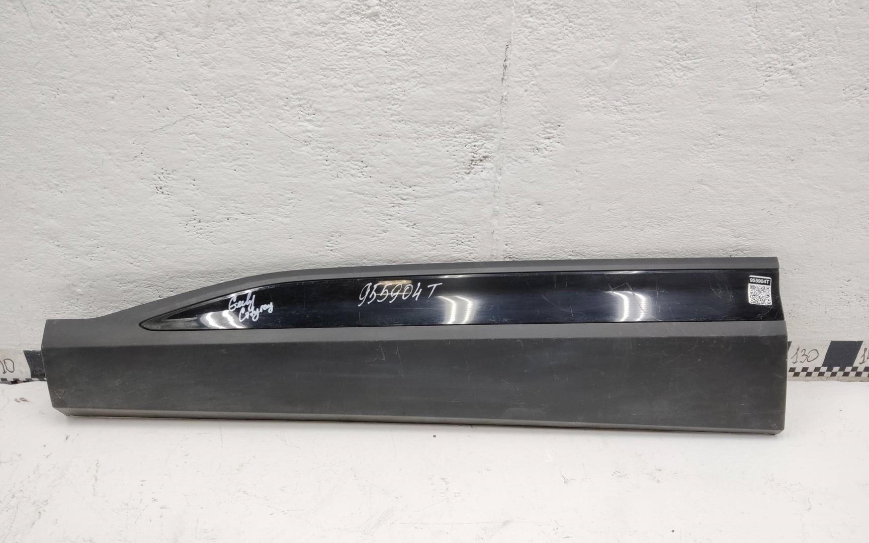 Накладка двери передней левой