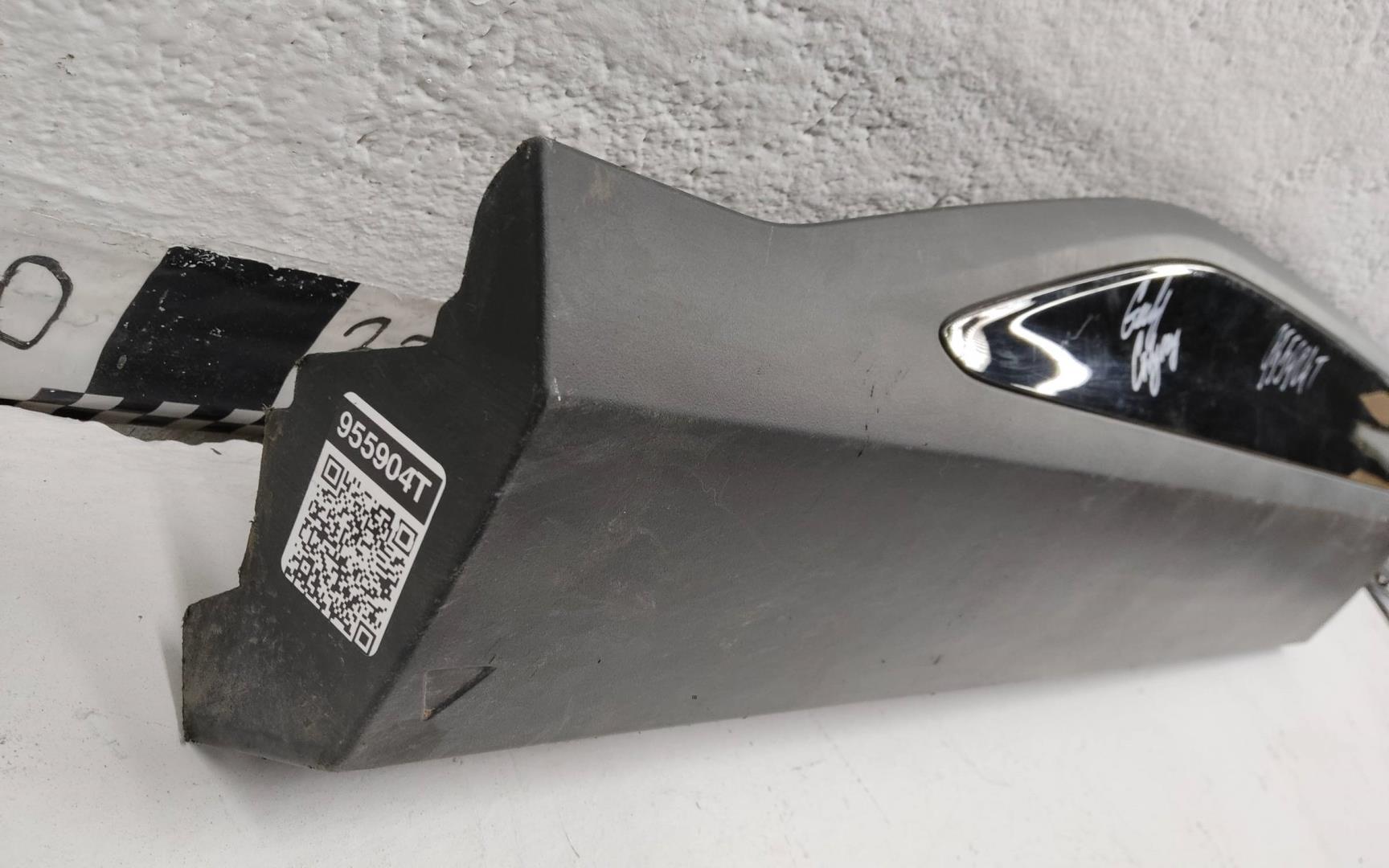 Накладка двери передней левой