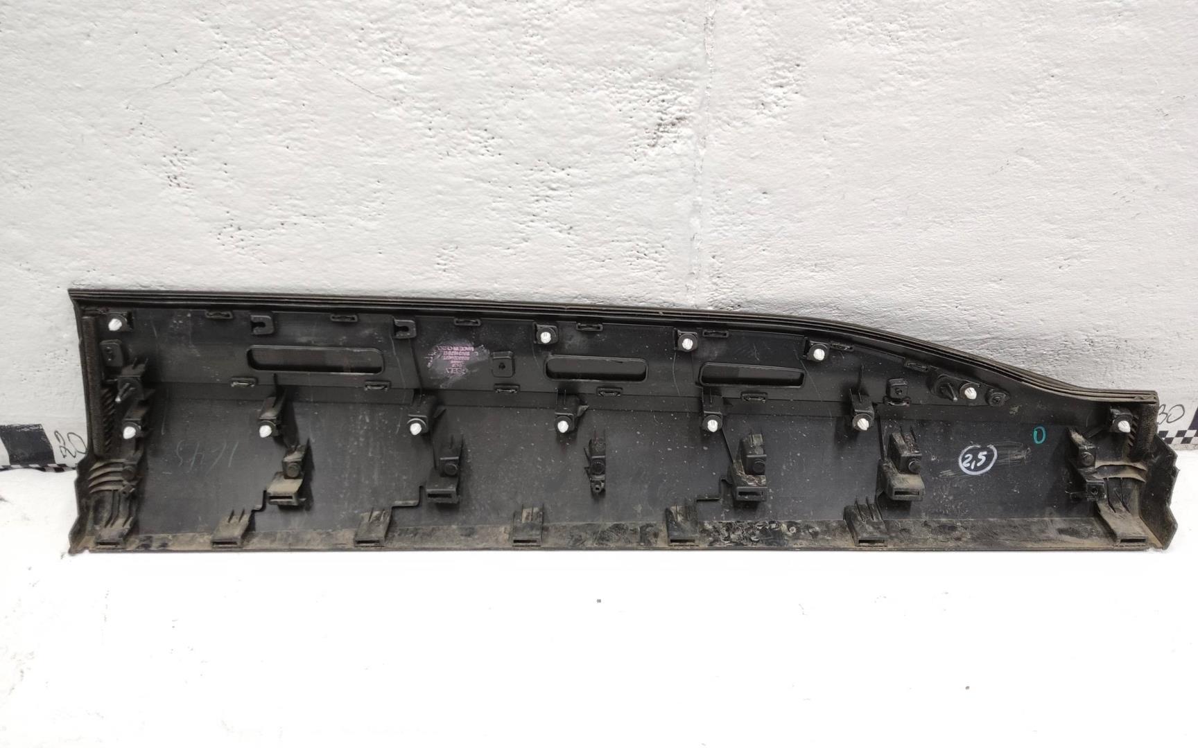 Накладка двери передней левой