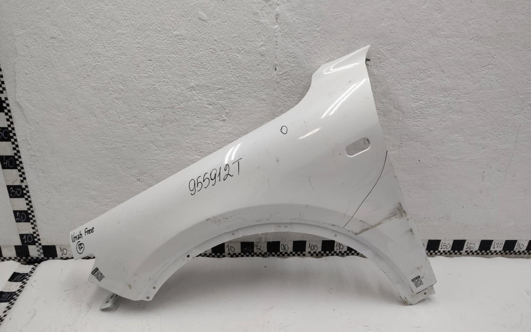 Крыло переднее левое