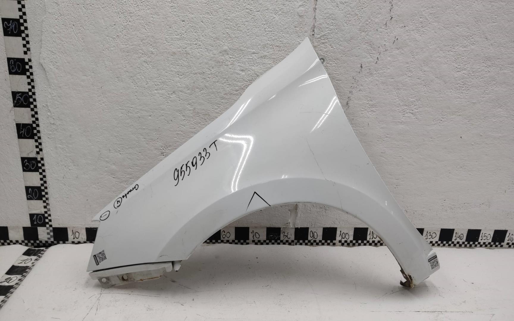 Крыло переднее левое