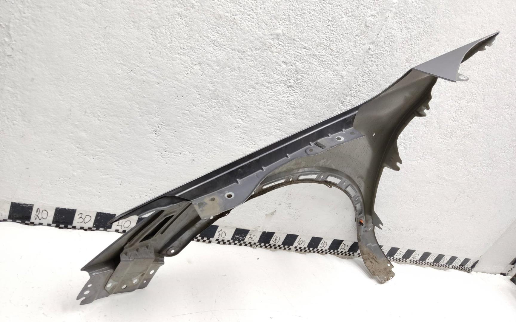 Крыло переднее правое