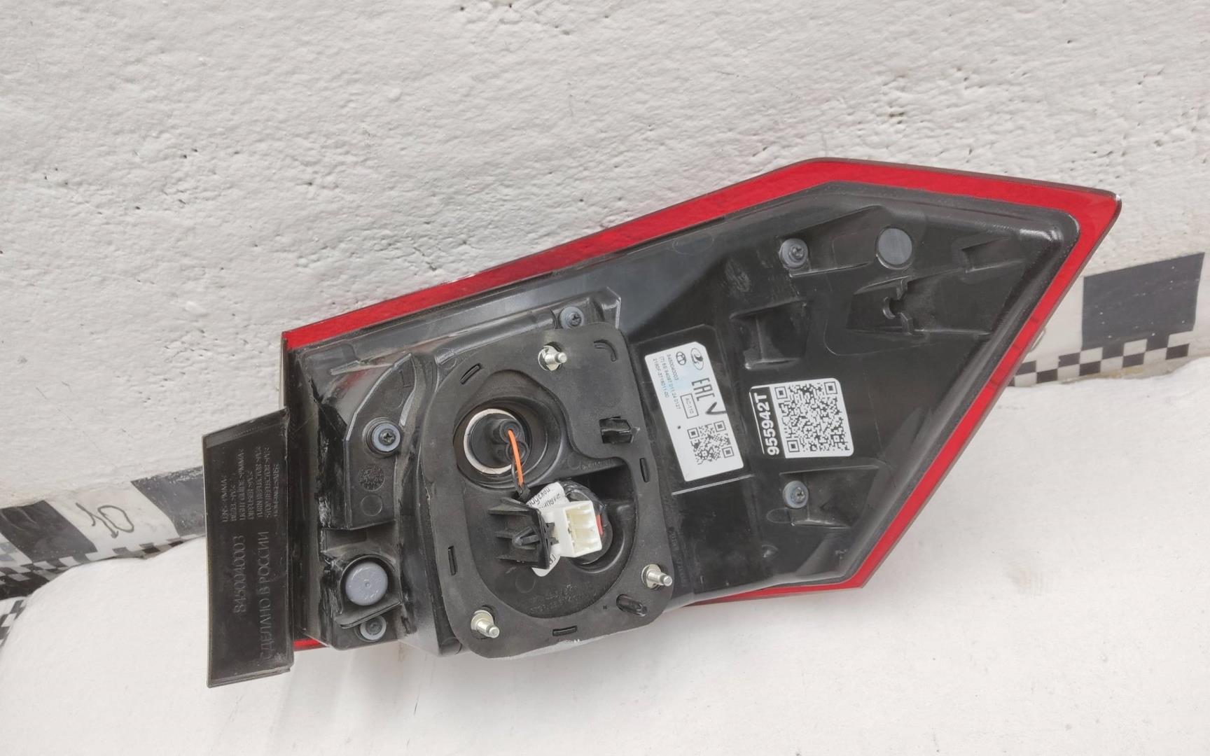 Фонарь задний наружный левый