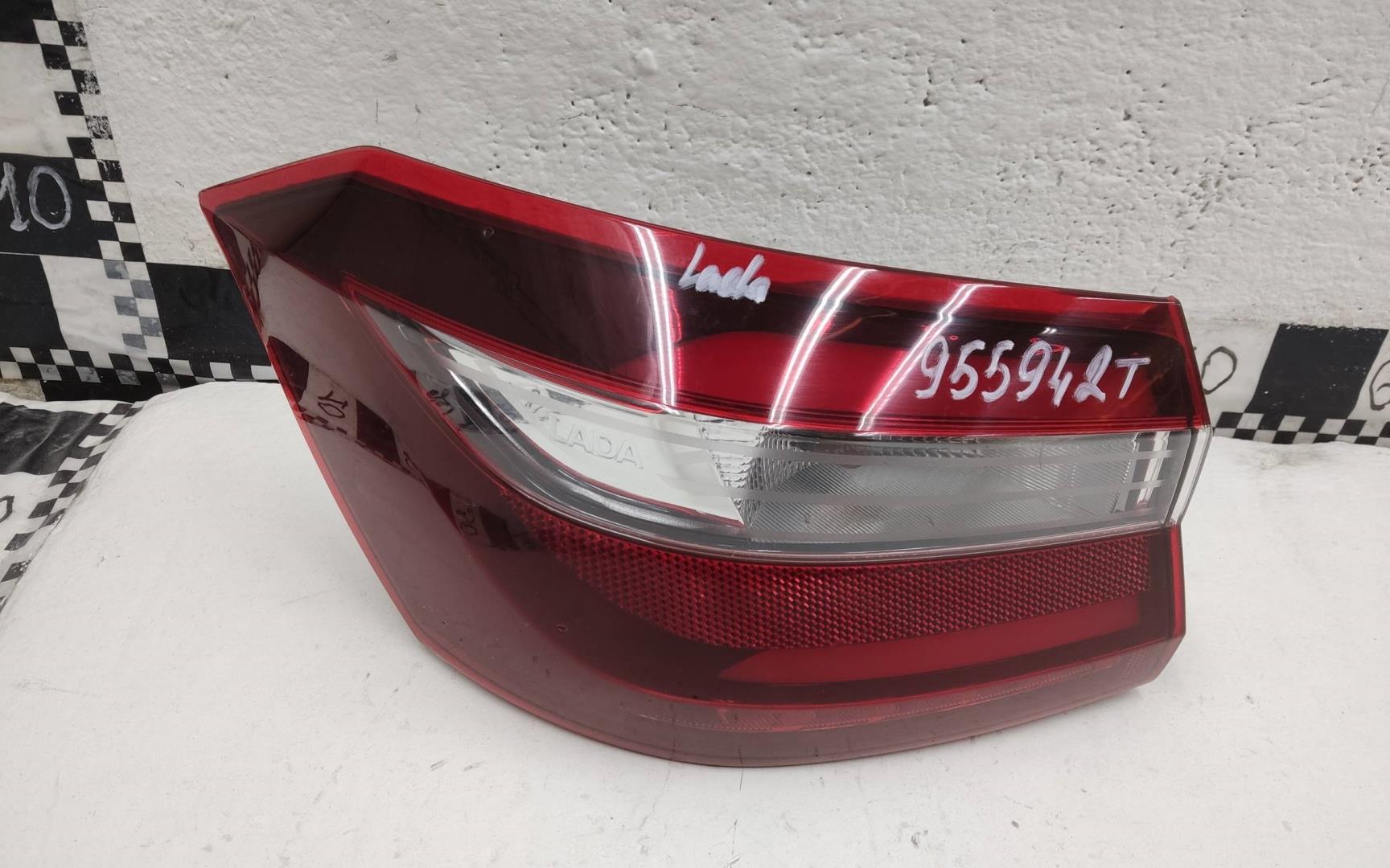 Фонарь задний наружный левый