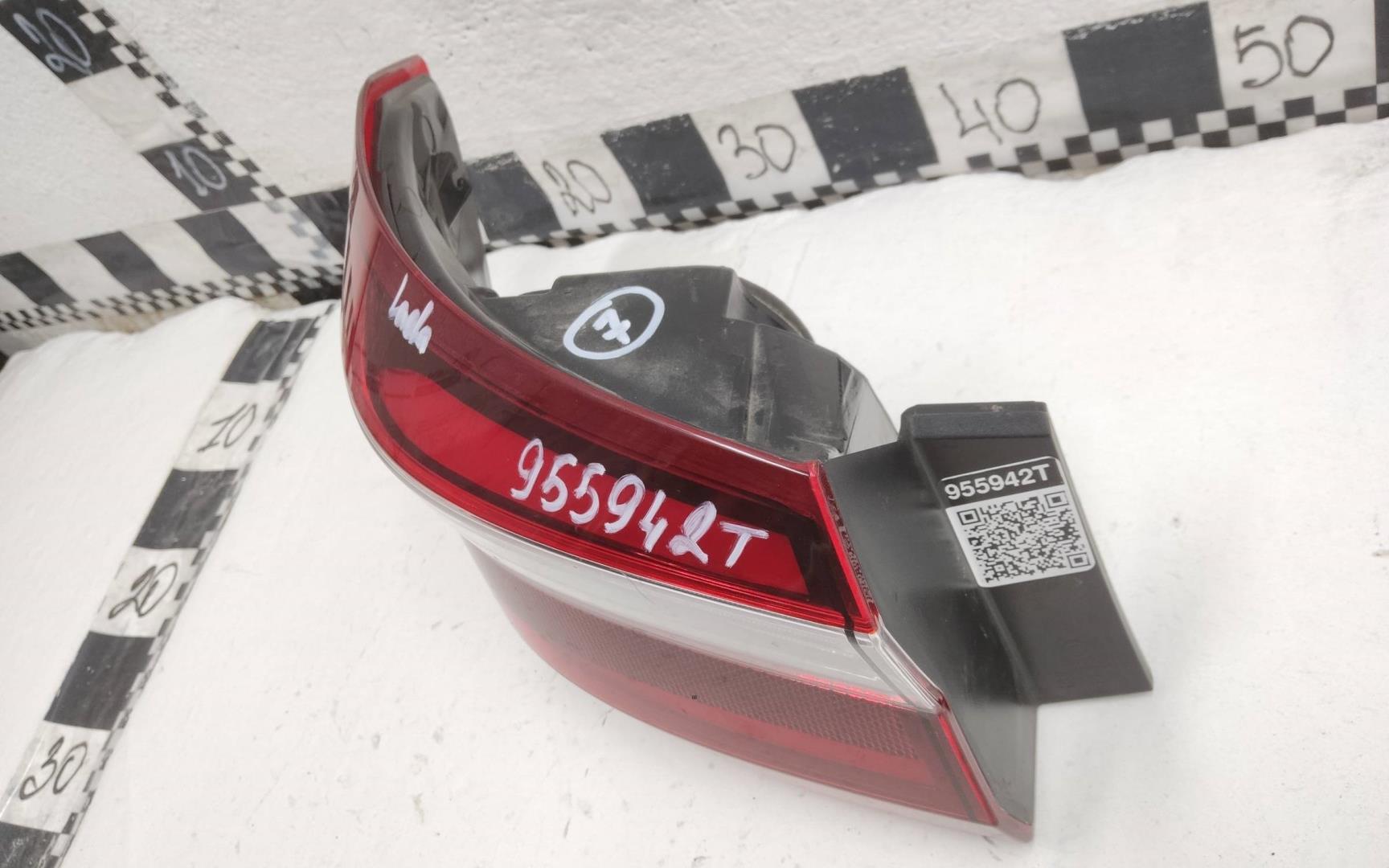 Фонарь задний наружный левый