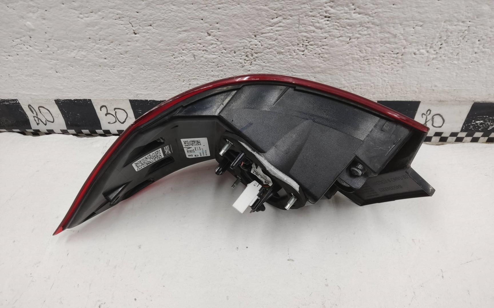 Фонарь задний наружный левый