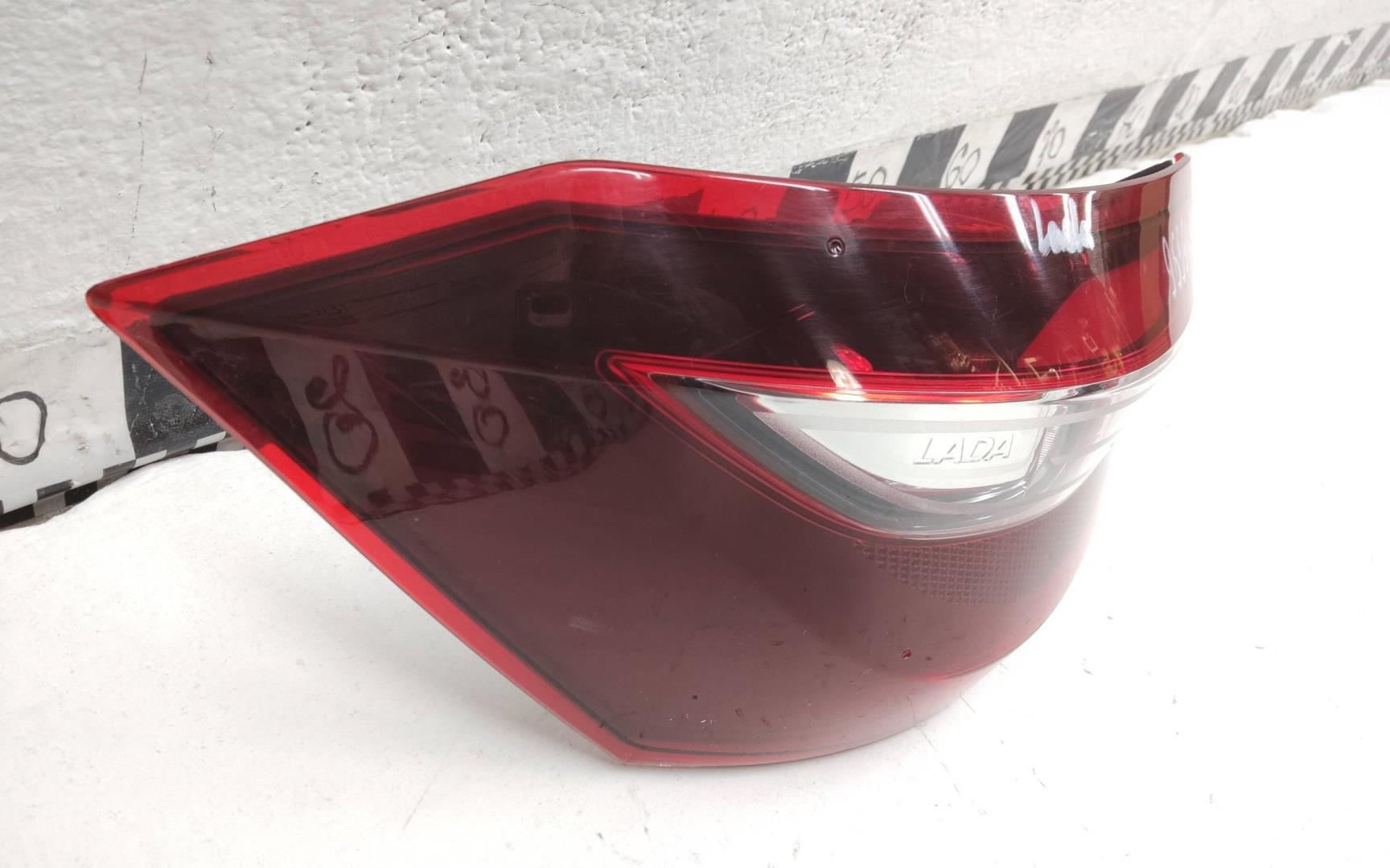 Фонарь задний наружный левый