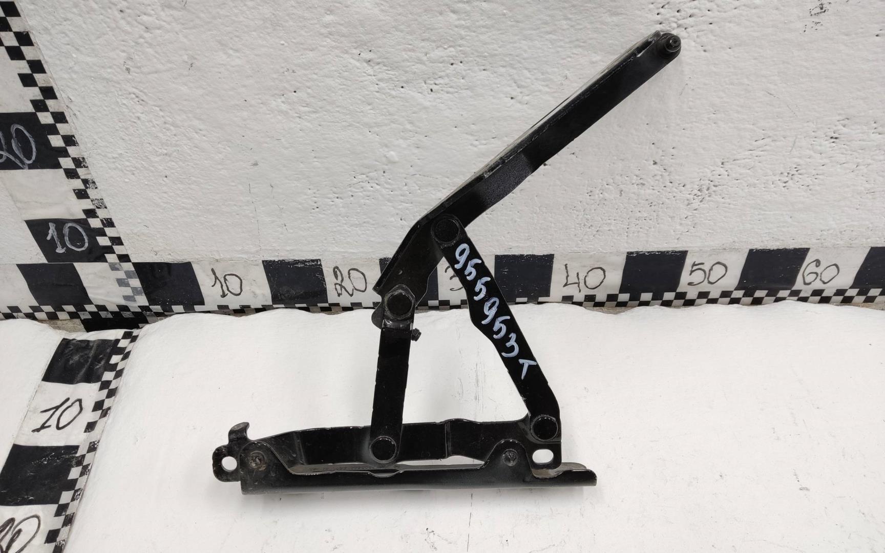 Петля капота левая