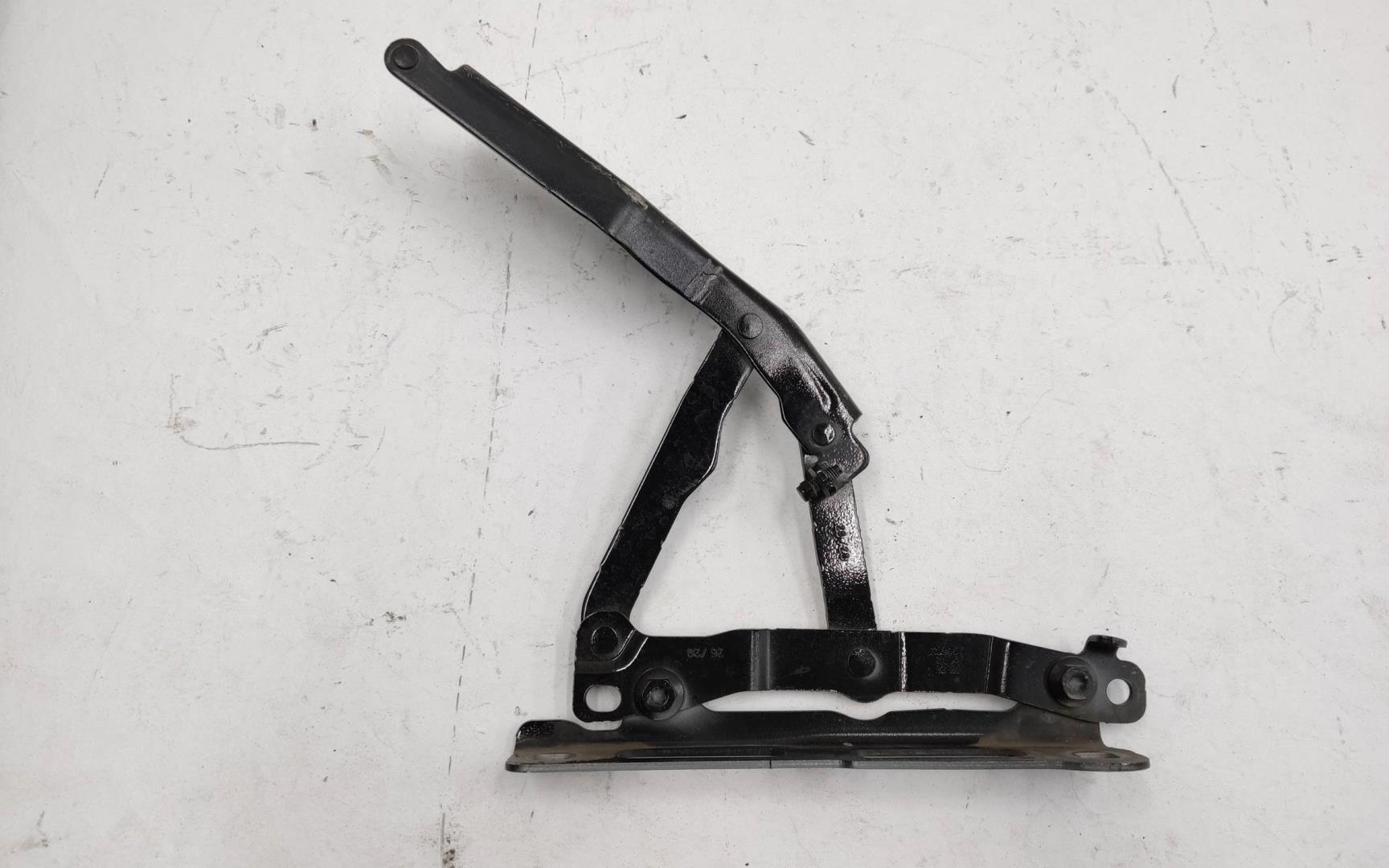 Петля капота левая