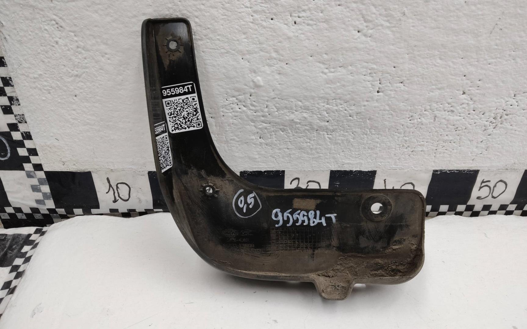 Брызговик передний левый