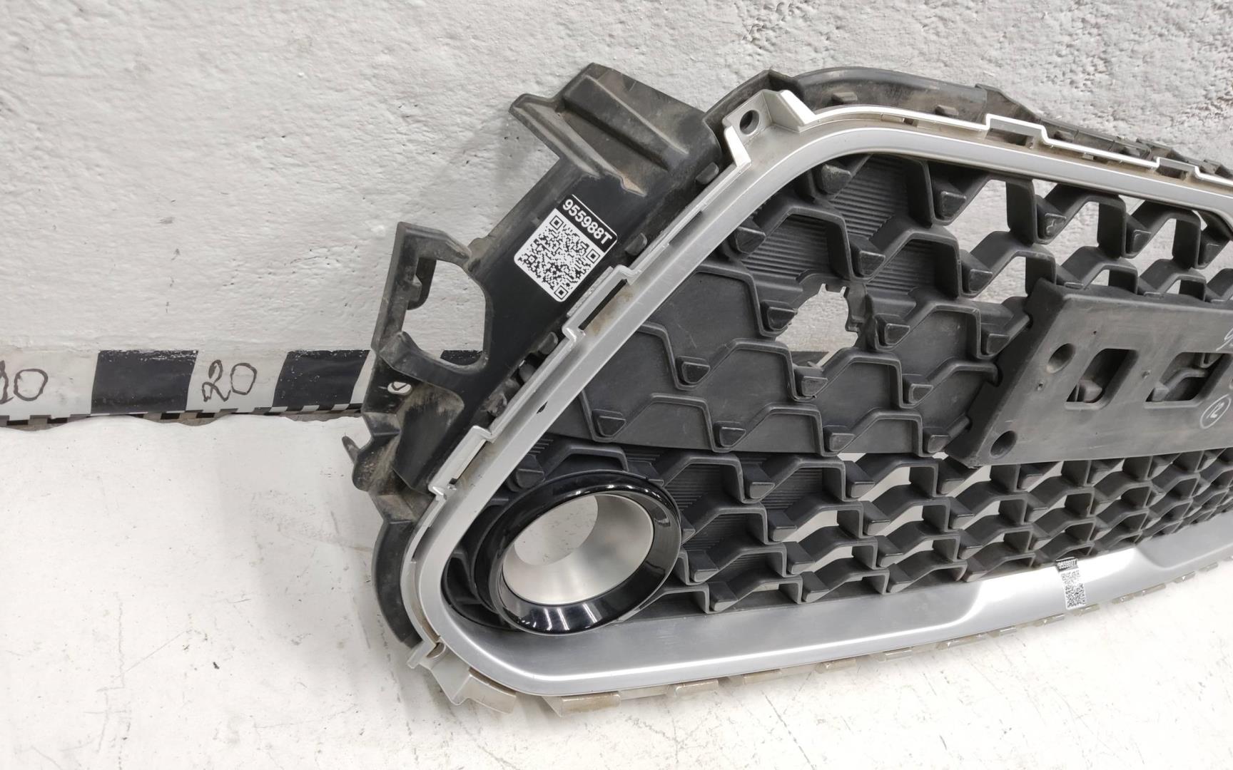 Решетка в бампер центральная