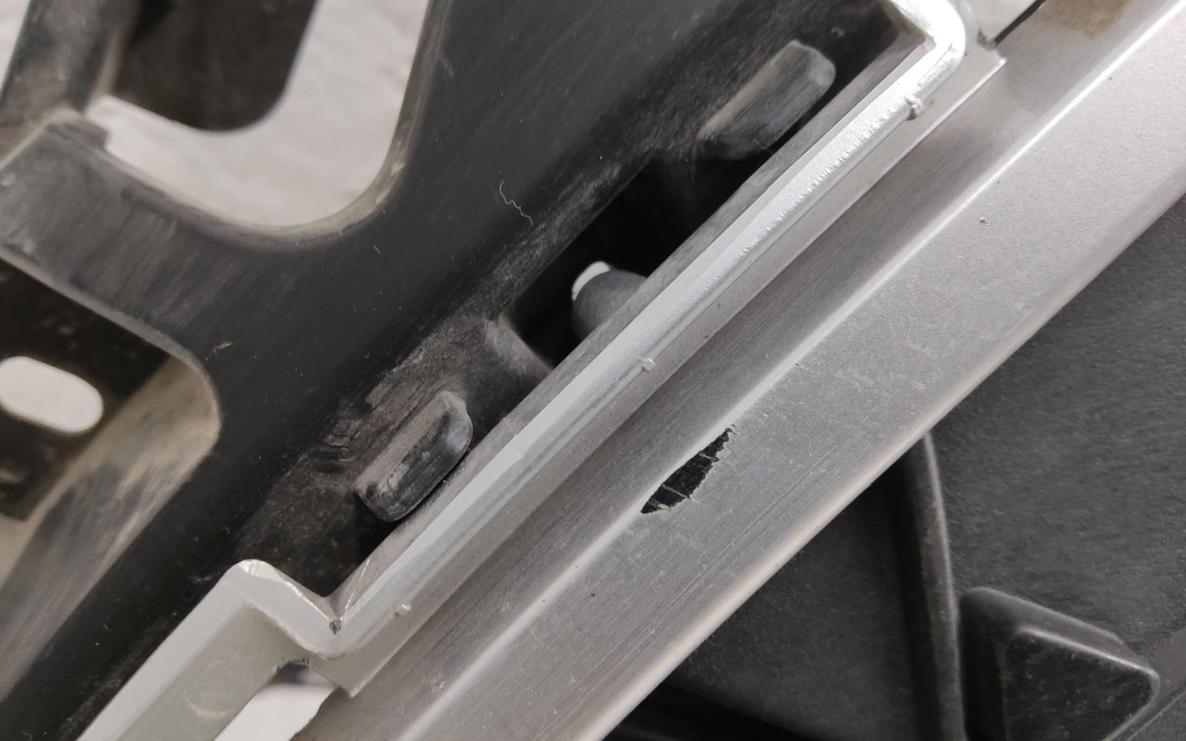 Решетка в бампер центральная