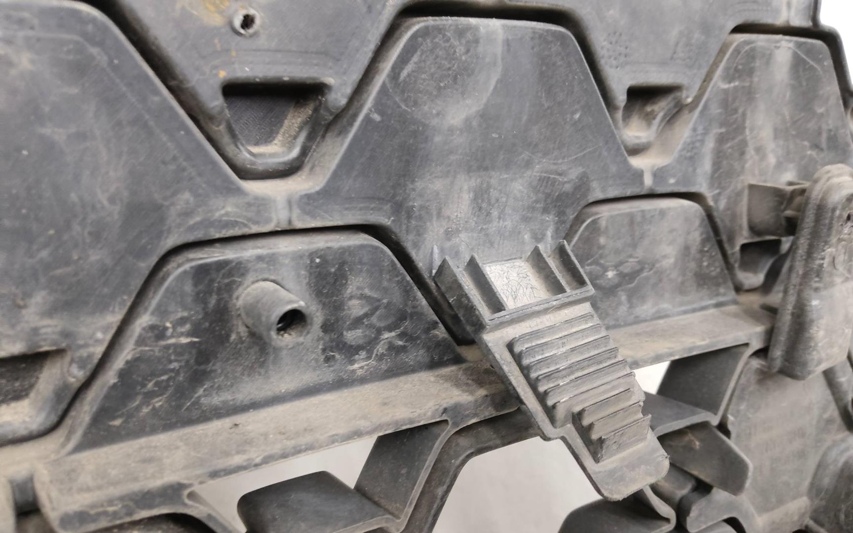 Решетка в бампер центральная