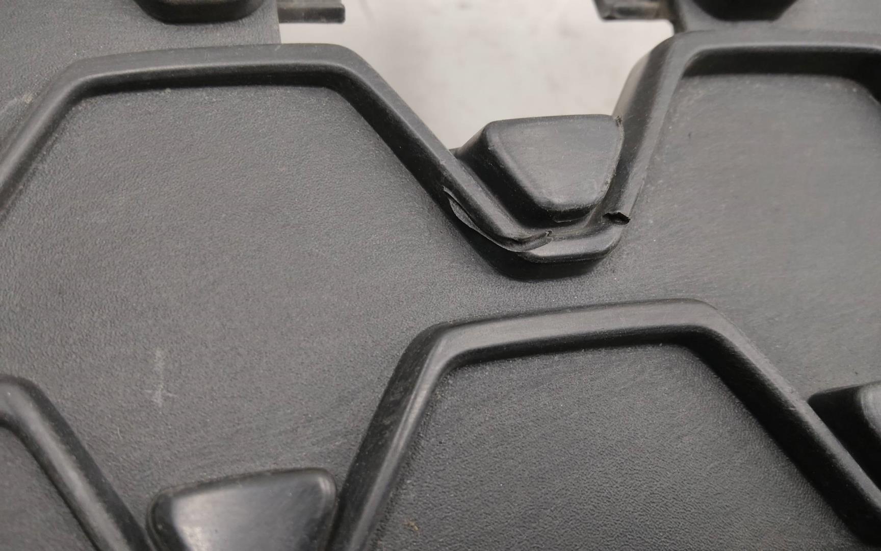 Решетка в бампер центральная