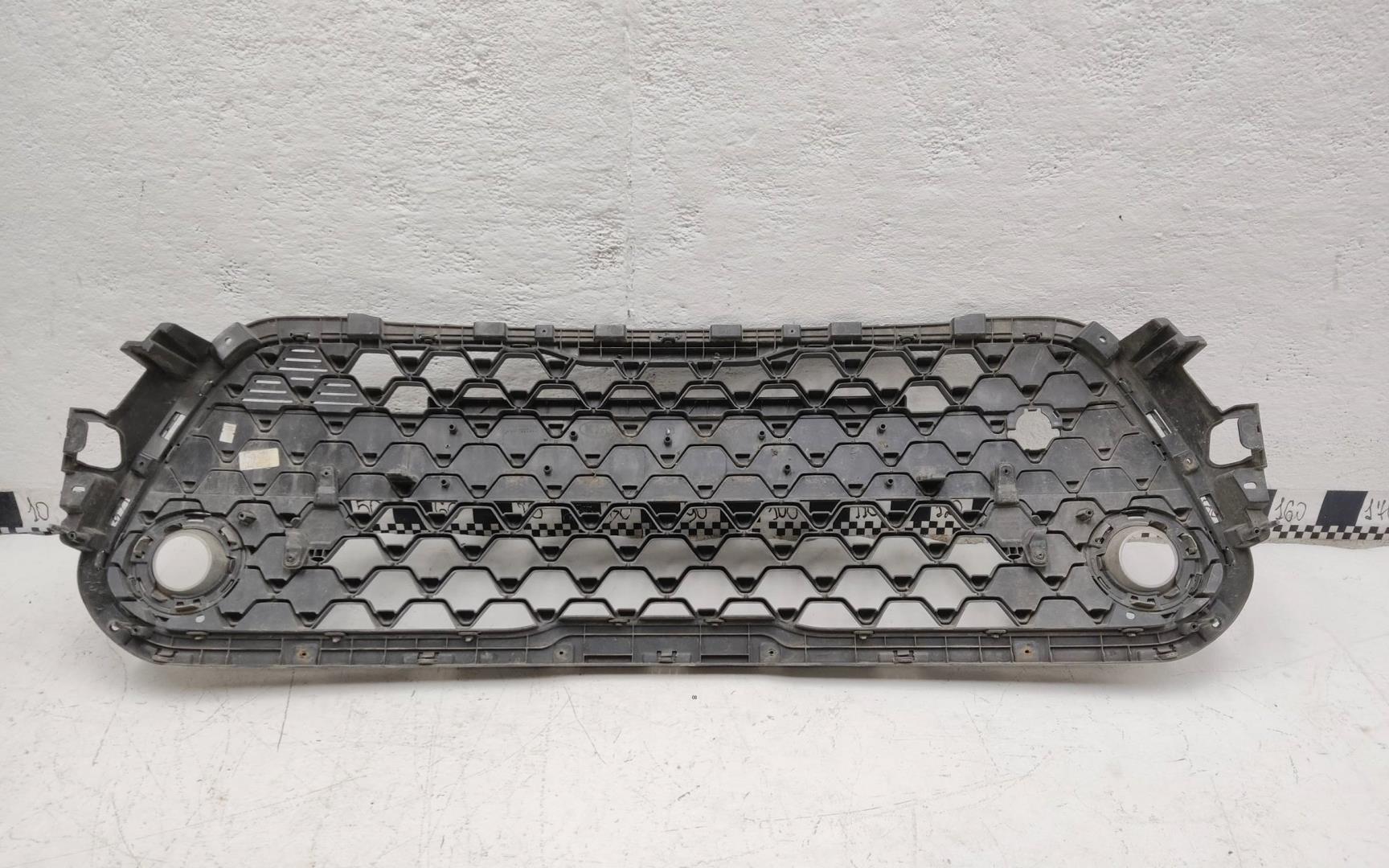 Решетка в бампер центральная