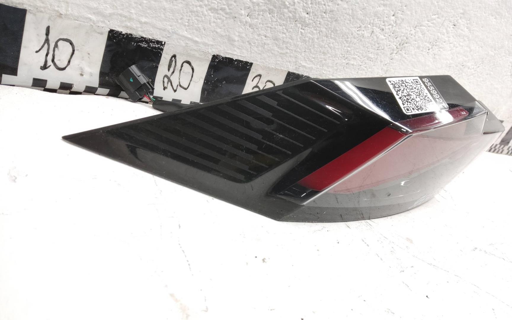 Фонарь задний наружный левый