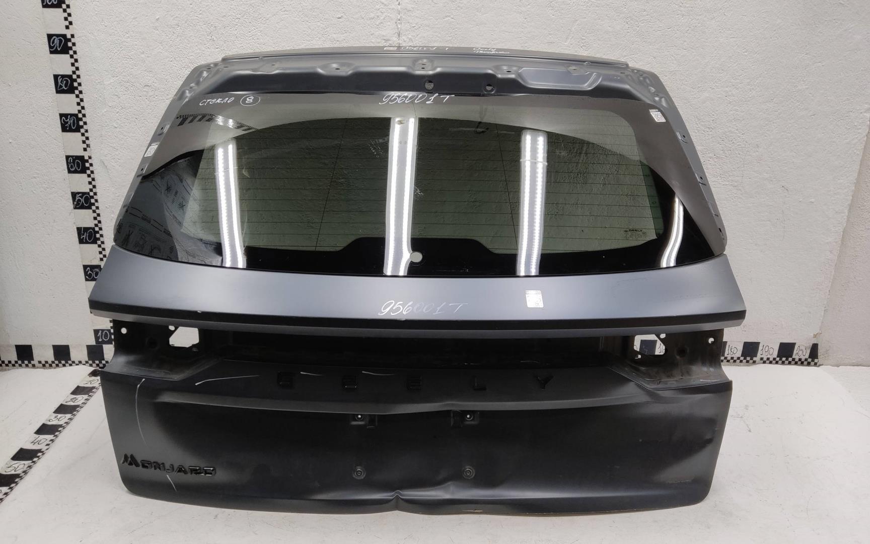 Стекло двери багажника