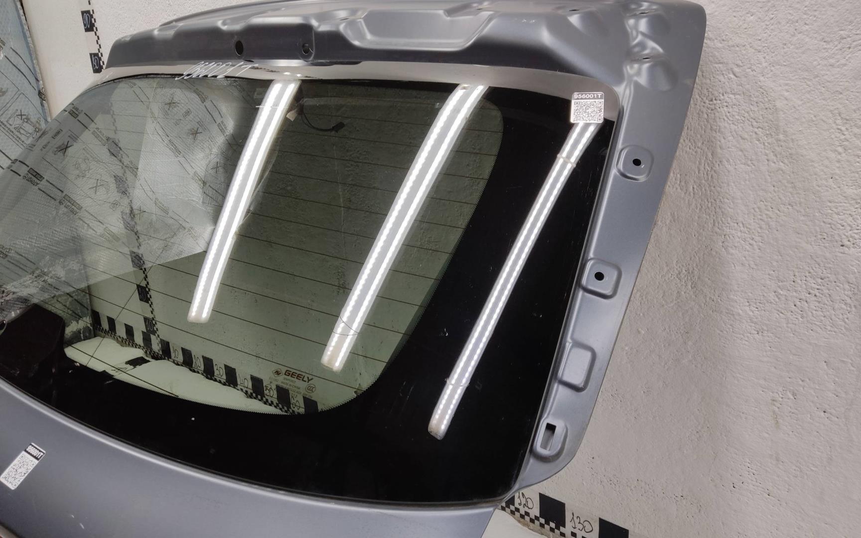 Стекло двери багажника